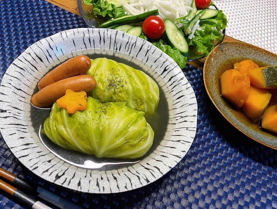 森脇亜紗紀のインスタグラム：「❄︎ 毎日寒い日が続くので、 今日のご飯はロールキャベツ🥬 珍しく上手に巻けました😂❤︎ ・ 年末年始は、たくさん贅沢して カロリーも摂ったので、、笑 最近は野菜中心の和食三昧ですっ🥑🥕 と言いつつ、早く今年初の パン作りしたいなぁ☺️笑 昨日は、ぶり大根作りました🥢 ・ 皆さん体調にお気を付けくださいね☺️💭 #お家ご飯#手作りご飯 #料理#趣味#cooking#asakitchen #ロールキャベツ」