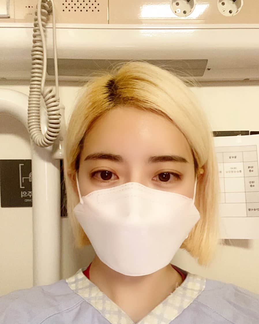Dj Sodaのインスタグラム：「갑자기 내린 폭설로 인해 교통사고가 나서 입원을 하게 됐어요...치료 잘 받고 돌아올께요!!😭 여러분들도 항상 안전 조심하세요🙏🏻 I had a car accident because the road froze due to the sudden snowstorm. I'm going to be in the hospital for a while, but don't worry about me... I'll get better soon!!😢💕」