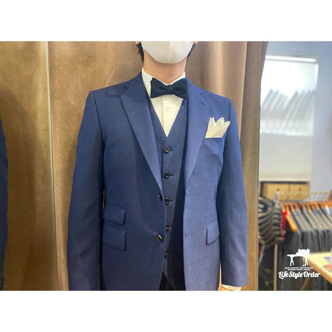 life_style_orderさんのインスタグラム写真 - (life_style_orderInstagram)「< navy × 3pc >﻿ ﻿ ネイビー無地のスリーピース。﻿ ﻿ ボタンの見えない比翼のホワイトシャツとネイビー蝶ネクタイで紺×白コーディネート。﻿ ﻿ ﻿ -----------------------------------------﻿ 11:00-19:00 木曜定休日﻿ 完全予約制﻿ ※HPのコンタクトフォームよりお願いします﻿ -----------------------------------------﻿ ﻿ #lifestyleorder #ライフスタイルオーダー #プレ花嫁  #2021春婚 #2021夏婚 #2021秋婚 #新郎衣装 #ウェディングスーツ #スリーピース #蝶ネクタイ」1月9日 22時46分 - life_style_order