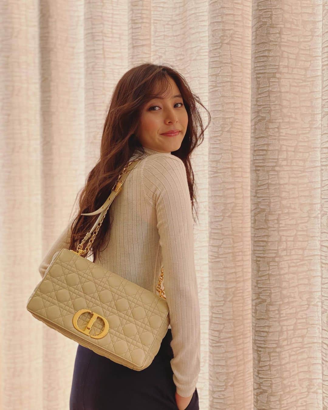 新木優子さんのインスタグラム写真 - (新木優子Instagram)「Diorの新しいバッグ、Caro スタイリッシュでこだわりがぎゅっと詰まったデザイン素敵でした♡ さて、わたしはどの形のどの色を選んだでしょうか🙋🏻‍♀️♡  #Dior #DiorCaro @dior」1月9日 22時38分 - yuuuuukko_