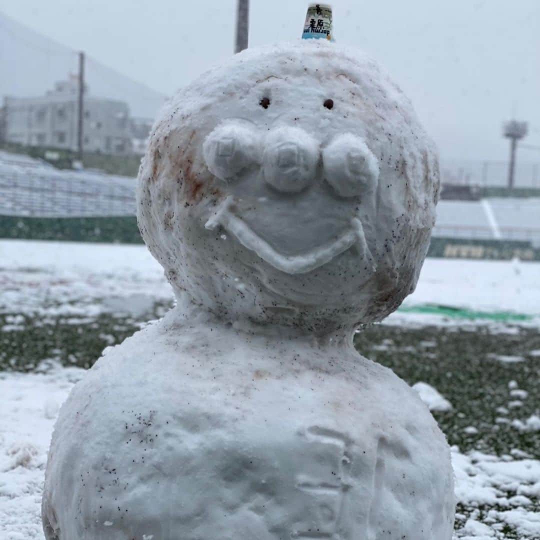 和田毅さんのインスタグラム写真 - (和田毅Instagram)「⚾️ 3日目。 雪で野球どころではなかったです☃️ 室内でトレーニングした後は、交通機関の麻痺でマルヤジムも休館だったので、おもいっきり雪でトレーニングしました笑 こんなときは思い切ってこういうことをするのもアリだなと思いました。 #ビッグNが一面雪化粧 #アンパンマン雪だるまつくりました #ん❓栗パンマンがいますね⛄️ #栗原選手とケバブポーズ🤣 #勇気100倍もらえました😁 #かまくら完成 #なんか一昔前のCDジャケット風笑 #大人4人は入れました #今日の夕食 #馬刺しとフルーツ撮り忘れました #今日もおいしかったです！」1月9日 22時38分 - tsuyoshiwada.21