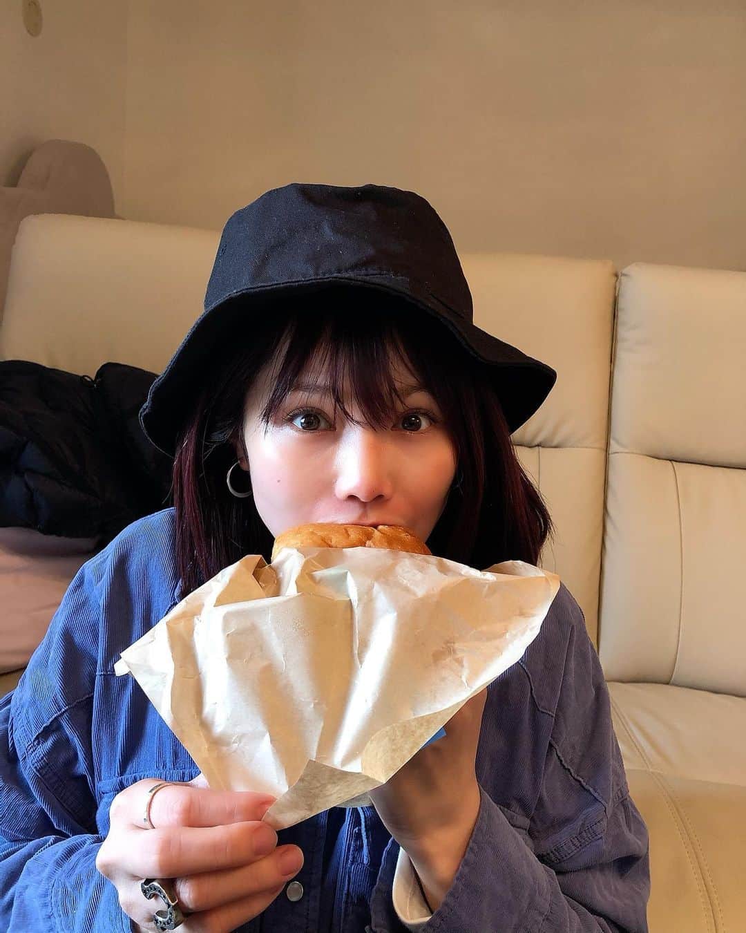 沢辺りおんさんのインスタグラム写真 - (沢辺りおんInstagram)「・﻿ ・﻿ ・﻿ 　﻿ @kuriyamamui と @satomiyuria さんのお家 にお邪魔してきました🍔🍔﻿ ﻿ 気になってたハンバーガー食べれて よかった☺️☺️ ﻿ 美味しかった😋😋  新年早々全員じゃないけど ぺ部で集合出来て嬉しかったです！  #bluestarburger」1月9日 22時39分 - rionsawabe