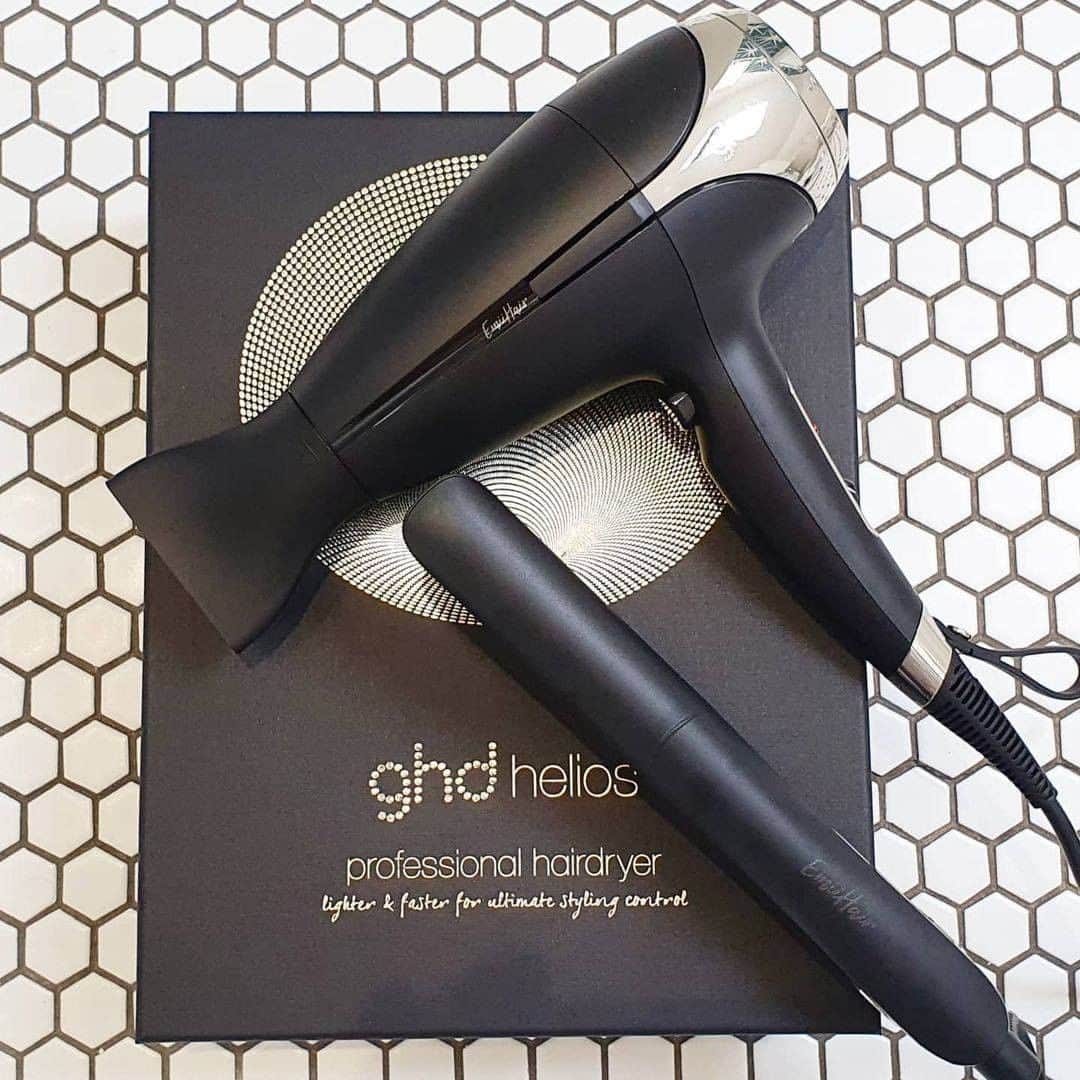 ghd hairさんのインスタグラム写真 - (ghd hairInstagram)「All black everything 🖤 If healthier hair is one of your 2021 goals, then these two beauties are made for you 🤝 @emiihair   P.S. get a FREE ghd heat protect spray using code: PROTECT when you purchase a ghd tool 🥰  #ghd #ghddryjan #ghddryjanuary #hairgoals #hairenvy #hairstyling #healthyhair」1月9日 22時39分 - ghdhair