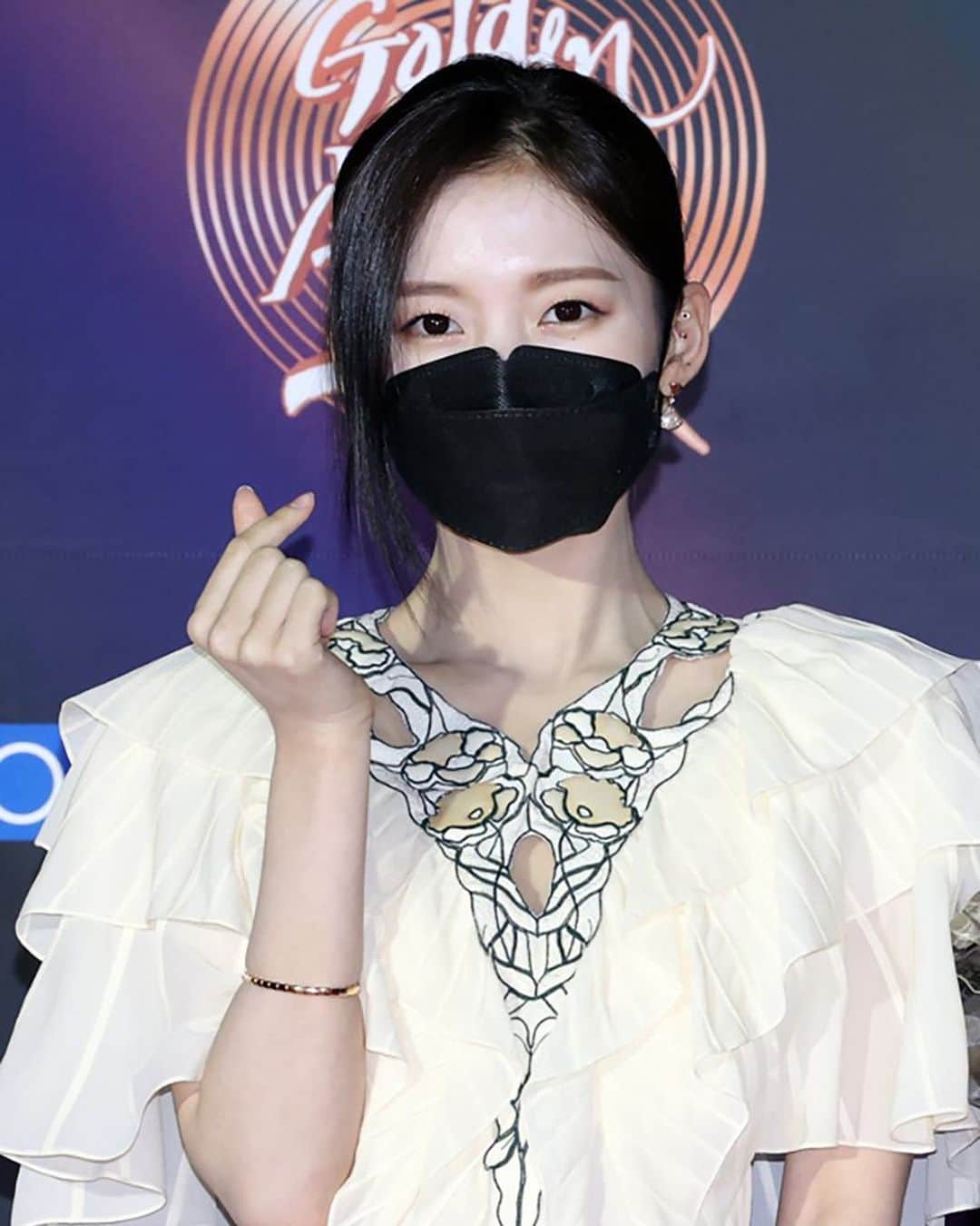 アリンのインスタグラム：「210109 GDA red carpet ——— #arin#arinohmygirl#ohmygirlarin#ohmygirl#kpop#binnie#hyojung#yooa#seunghee#mimi#jiho#choiyewon#최예원#아린#컴백#막내#미미#유아#비니#지호#승희#효정#오마이걸#アリン#아린오마이걸#가수」