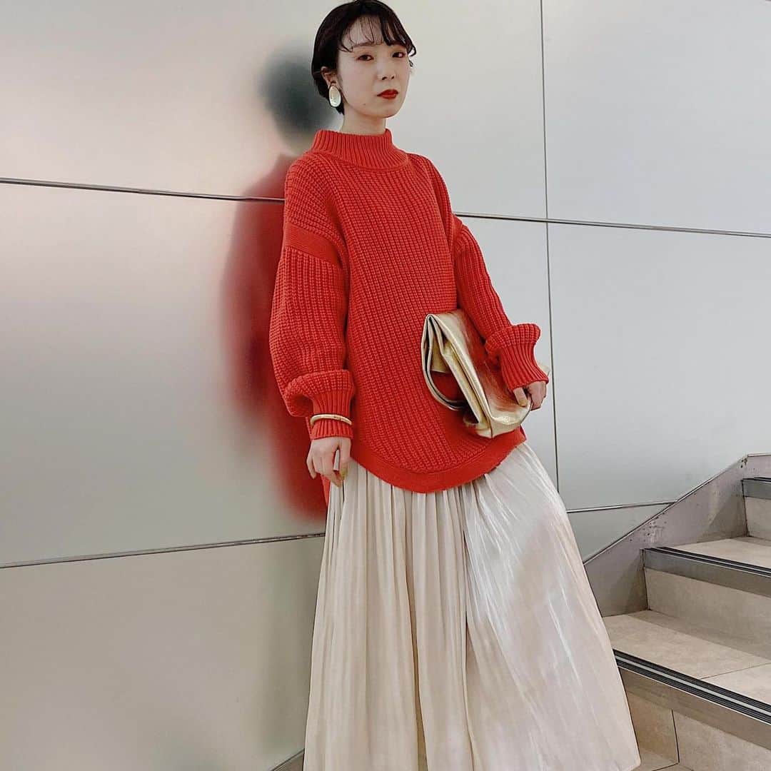 のインスタグラム：「🌟NEW ITEMS -STAFF STYLING-  2021年1月入荷の新作アイテムをスタッフスタイリングでご紹介！  ✔︎裾ラウンド畦ニットプルオーバー  デイリールックにフィットするカジュアルニット🧶  ------------------------------------------------  ▶︎公式オンラインショップJ'aDoRe JUN ONLINEでは秋冬の新作商品&PRE ORDERアイテムをご覧になれます！﻿ ﻿ お買い物を是非お楽しみください♪﻿ ﻿ #ViS#ビス#2021#SS#preorder #visage#春夏#fashion#vis_jp#instafashion#今日のコーデ#きょこ#プチプラ#プチプラコーデ#スタイリング#ファッション#カジュアル#お家時間#トレンド服#大人っぽい」