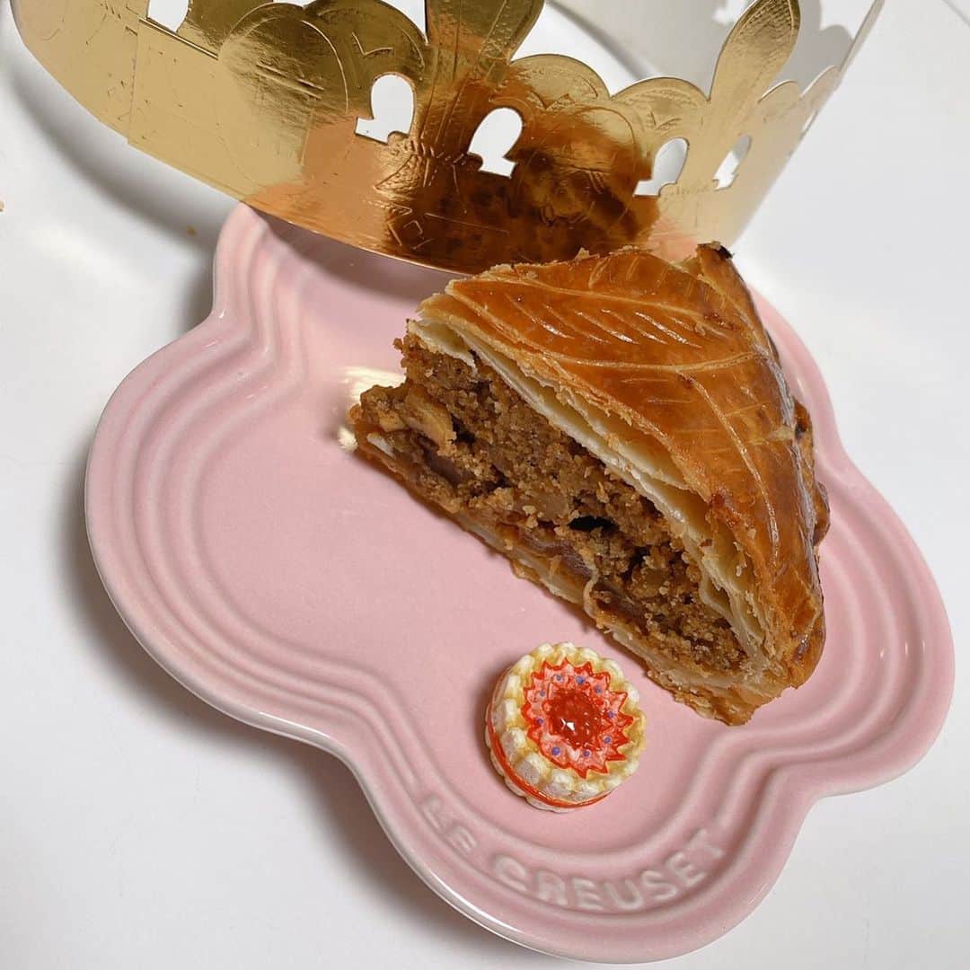 加藤雅美さんのインスタグラム写真 - (加藤雅美Instagram)「. 緊急事態宣言が出る前に先日、 お友達のお家でフランスで新年にいただくという ガレット・デ・ロワをいただきました🎂❤️ . 葉っぱの模様が美しく美味しいケーキでした💕 ガレット・デ・ロワとは。。 フェーブ(ケーキ型の陶器)をケーキの中に入れて、 切り分けてフェーブが出てきた人が 王様(女王様)となって王冠を被りみんなに 祝福される👑というものみたいです😊💖 . お友達が引き当てて盛り上がり 気持ちも明るくなりました🤗✨ . 今年一年、 みんなの健康と幸せを願って😌🙏🍀✨ . #ガレットデロワ #新年 #王冠 #赤ちゃんず #生後15ヶ月 #1歳 #1歳3ヶ月 #女の子ベビー #女の子ママ #母と娘 #令和元年ベビー #10月生まれ #ケーキ #instagood #love #happy #smile #enjoy #newyear #galettedesrois👑 #👑 #japanesegirl #japanese #babygirl #japan #tokyo #me #followme #加藤雅美」1月9日 22時42分 - mamikato97