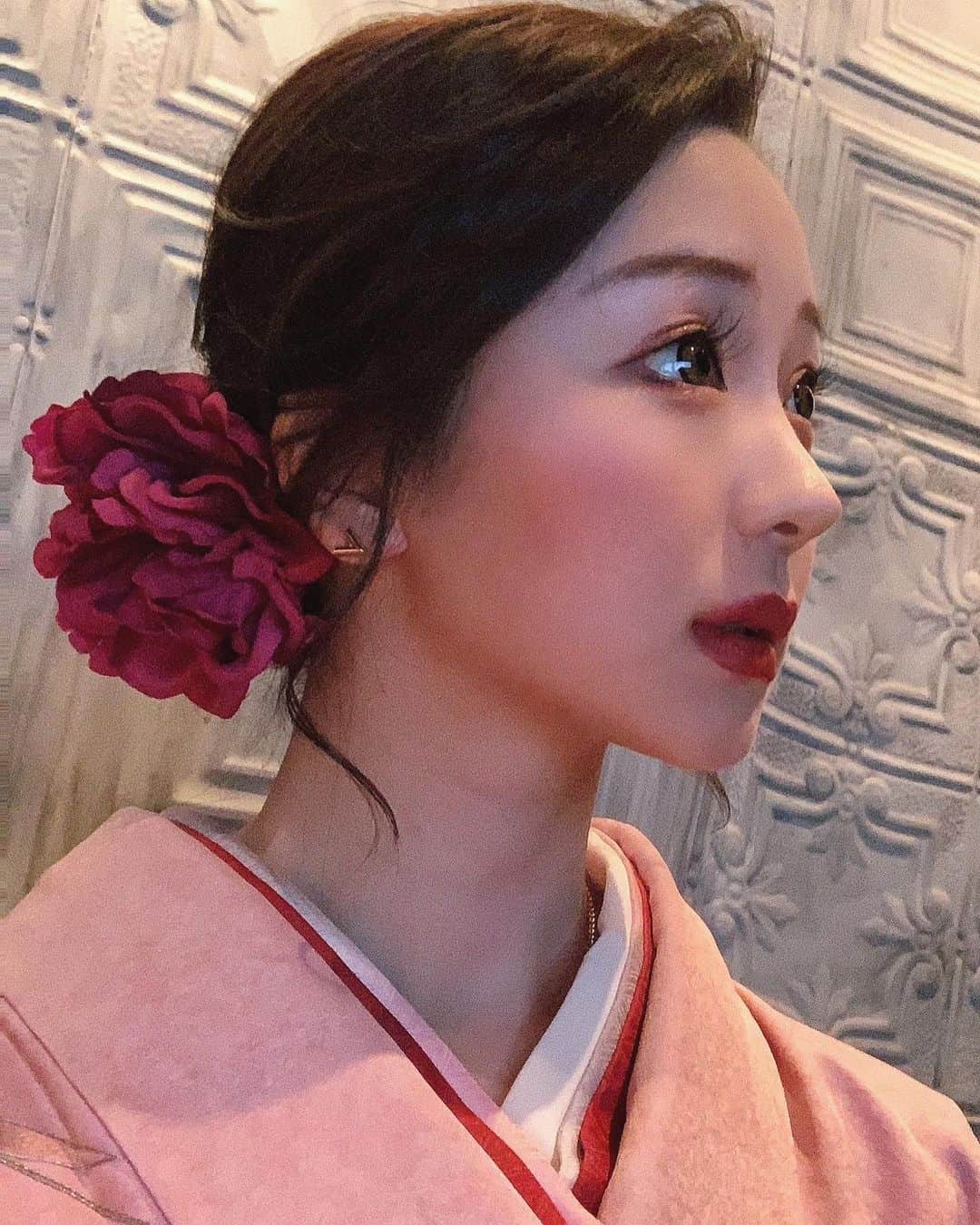 みたんのインスタグラム：「あけましておめでとうございました。🎍🍊 そして誕生日ありがとうございました！！！ 親からもアラサー楽しんでと言われ、、😂 まだまだ独身街道を突っ走ります！！！ . . . . . #ポートレート #着物 #着物女子  #ファインダー越しの私の世界  #着物ヘアアレンジ #着物コーデ　 #横顔 #eライン #kimono  #kimonostyle #kimonofashion  #ボディメイク #美容 #スタイル  #筋トレ女子 #kimonogirl  #bodybuilding #bodymake #diet  #fitnessbody #fitnessbikini #me  #portraitphotography #portrait  #followme #bodyline #shapeup  #japanesegirl #六本木ファブリック」