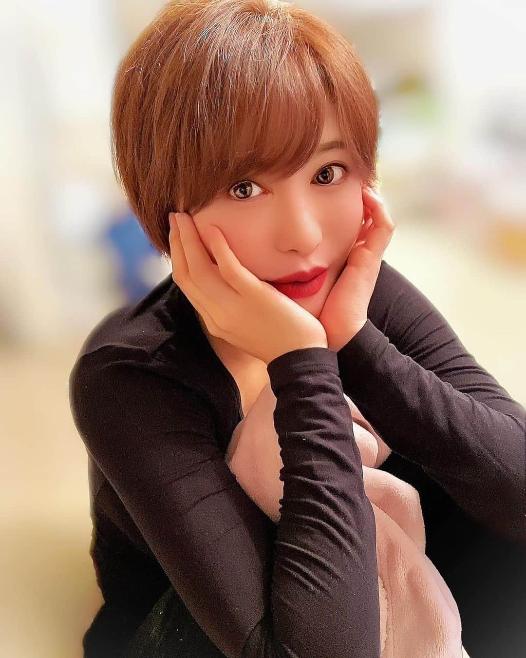 里美ゆりあのインスタグラム：「ヒートテックと毛玉🙄  #おうち時間  #ヒートテック #毛玉 #気にしない #里美ゆりあ」