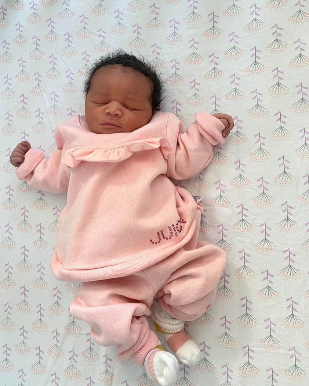 ノーブル・イグウェさんのインスタグラム写真 - (ノーブル・イグウェInstagram)「She’s here  Uzoamaka the 3rd  🥂 My newest Niece」1月9日 22時54分 - noble_igwe