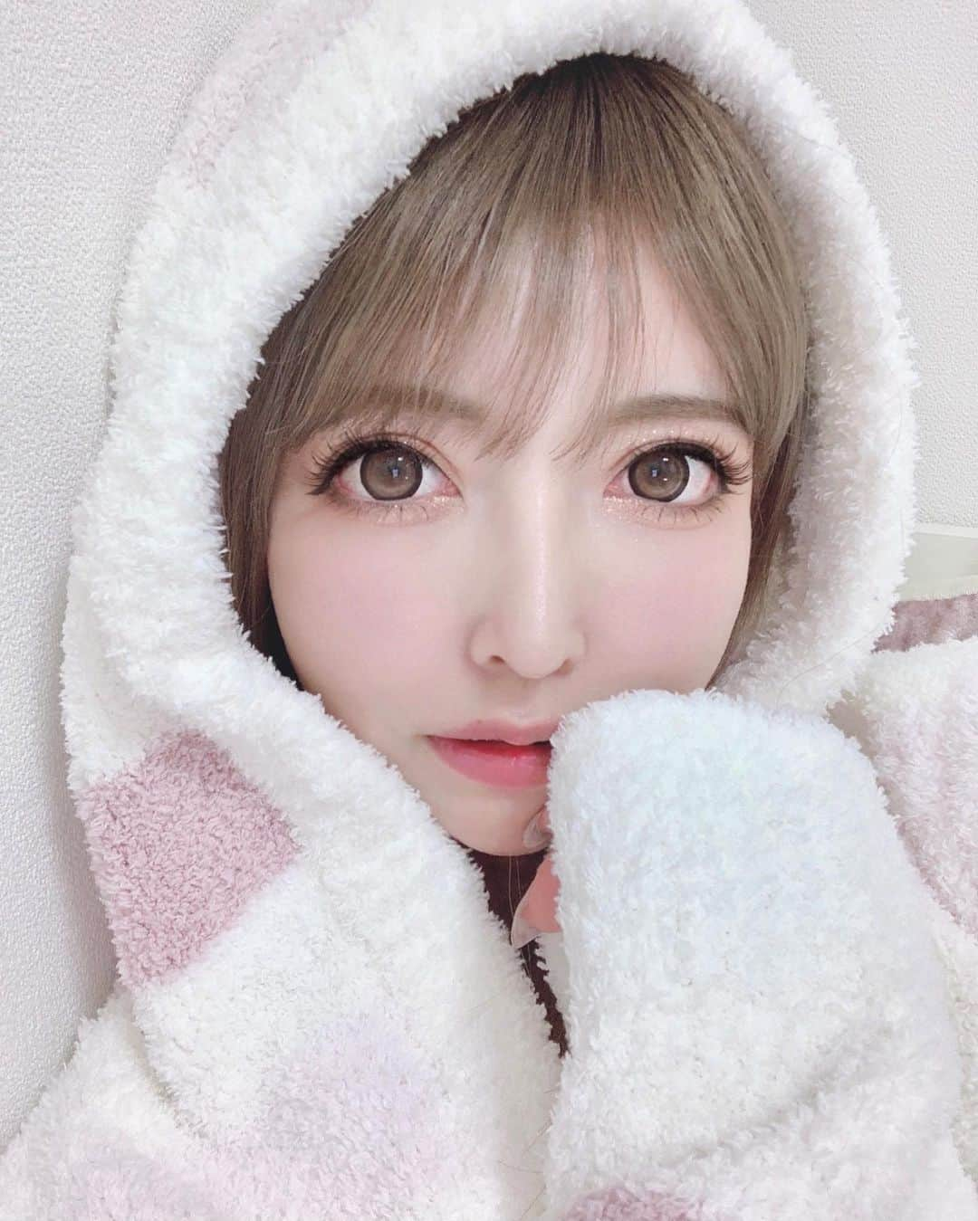 吉川ちかさんのインスタグラム写真 - (吉川ちかInstagram)「冬はもこもこ🧸💓 暖かくて気持ちがいいね！ イッヌ様とぬくぬくしてるよ🙌 . 冬は寒いからずっと眠たいし ずっと寝てられるよ…🤣💓笑 日曜日も犬達の散歩以外は引きこもるよ。 . #三連休#食っちゃ寝#するつもり#引きこもる#モコモコパジャマ #モコモコ#ポカポカ#整形#整形垢 #ダウンタイム#輪郭整形 #輪郭3点」1月9日 22時47分 - yoshikawachika_1116