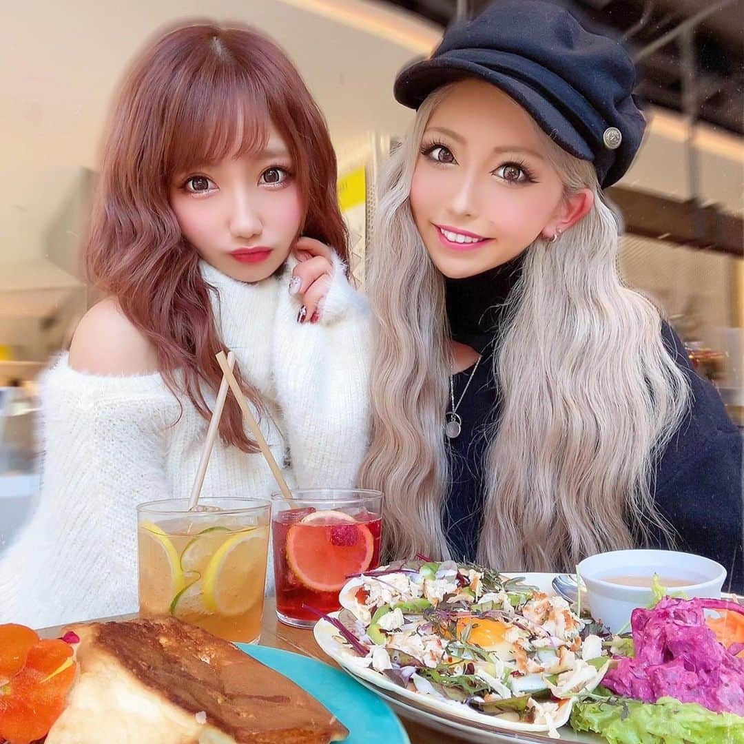 まゆぴちゅーさんのインスタグラム写真 - (まゆぴちゅーInstagram)「🌺GALちゃんｽﾞ🙈🤞🌺 * 昼間の投稿で載せてたカフェに 一緒に行ったのはゆかりそんちゃんと💋 ➡️ @xxsonchanxx 🧡💗 * そんちゃんとは実は高校生？ぐらい からお互い知り合いだったんだけど なかなか会えてなくて、 去年の夏(あ、年越したから一昨年？)海で 会えて🌴💓それ以来会ってなくて やーーーーーーっと遊び行けたの🥺🌼 * Xmas前のことなのに更新するの 遅くなっちゃったん😭😭😭💦 * * ほーーんとかわいいし性格いいし 話も共感することばっかやったわ😎🌈 また早く会いたいな〜💓💓💓 * そしてやっぱ #人は見た目じゃない 🤟 そしてやっぱ、#ギャルしか勝たん 💄✩笑 * * * #ゆかりそん ✖️ #まゆぴちゅー #ギャル #ぎゃる #ぎゃう #gal  #とてもエクステつけたくなりました #映え活 #映えカフェ #銀座カフェ  #銀座ランチ #銀座グルメ #日比谷カフェ  #日比谷ランチ #東京グルメ #東京カフェ  #インスタファッション #ギャルメイク  #ピンクヘアー #ピンクカラー #ハイトーンカラー  #インスタ女子 #銀座デート #冬コーデ  #冬ネイル #ビジョビ #女子会ランチ」1月9日 22時48分 - mayu_03pichu