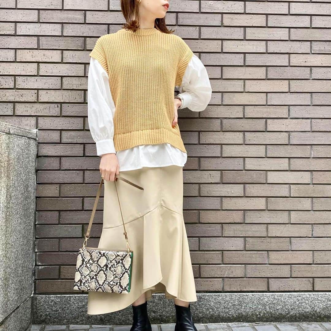 のインスタグラム：「🌟NEW ITEMS -STAFF STYLING-  2021年1月入荷の新作アイテムをスタッフスタイリングでご紹介！  ✔︎ バックレースアップシャツドッキングプルオーバー  オシャレレイヤードはワンアイテムで叶える❤︎  シャツとニットベストのドッキングプルオーバーが登場✨  ------------------------------------------------  ▶︎公式オンラインショップJ'aDoRe JUN ONLINEでは秋冬の新作商品&PRE ORDERアイテムをご覧になれます！﻿ ﻿ お買い物を是非お楽しみください♪﻿ ﻿ #ViS#ビス#2021#SS#preorder #visage#春夏#fashion#vis_jp#instafashion#今日のコーデ#きょこ#プチプラ#プチプラコーデ#スタイリング#ファッション#カジュアル#お家時間#トレンド服#大人っぽい」