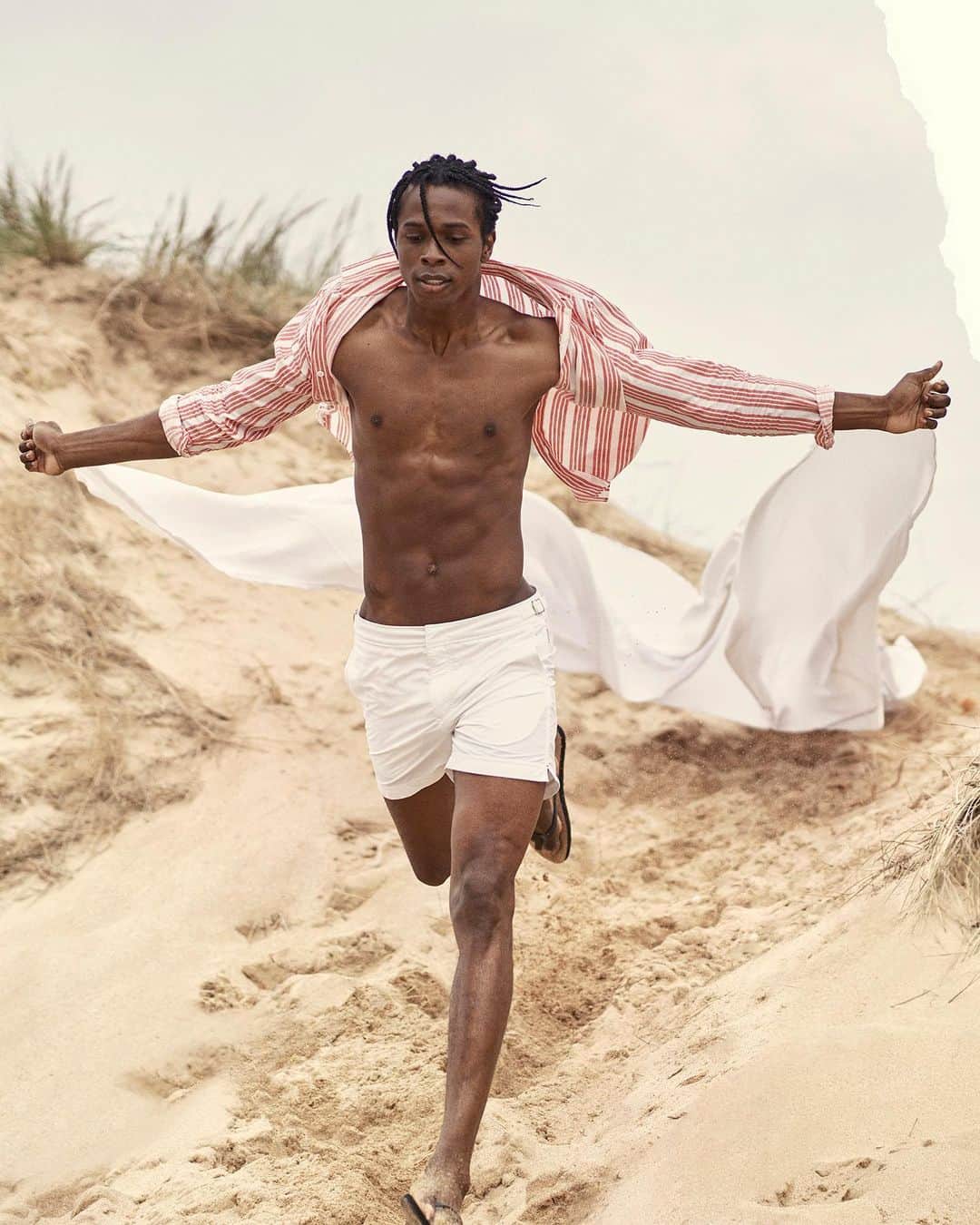 オールバーブラウンのインスタグラム：「Running into the weekend in our Hero OB pieces...🏃‍♂️ It feels so satisfying to have everything you need in your wardrobe, which is why we've curated a best of OB edit featuring everything you could ever need to pack with ease. (Link in bio)  #OrlebarBrown #OBsAroundTheWorld」