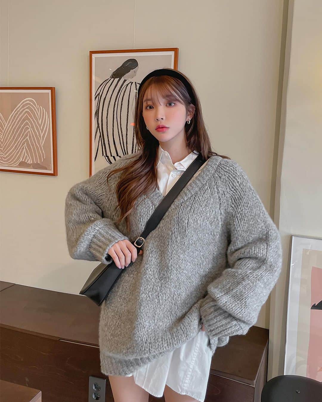 Chuuのインスタグラム：「부드럽고 도톰한 두께감으로 따뜻하게 입어보실 수 있는 니트 원피스에요🤍   목선을 길어보이고 쇄골라인을 아름답게 연출해주는 깊은 V 넥으로 다양한 아이템과 매치하기 수월하며 탑으로나 원피스로 활용하기 좋은 상품이랍니다💕 #chuu #chuuseoul」