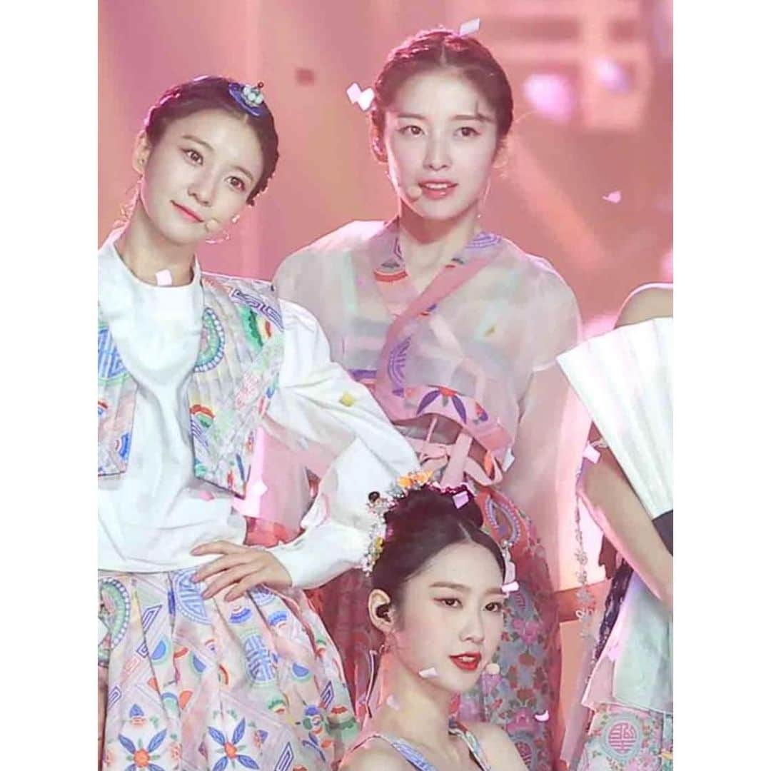 アリンのインスタグラム：「210109 GDA ——— #arin#arinohmygirl#ohmygirlarin#ohmygirl#kpop#binnie#hyojung#yooa#seunghee#mimi#jiho#choiyewon#최예원#아린#컴백#막내#미미#유아#비니#지호#승희#효정#오마이걸#アリン#아린오마이걸#가수」
