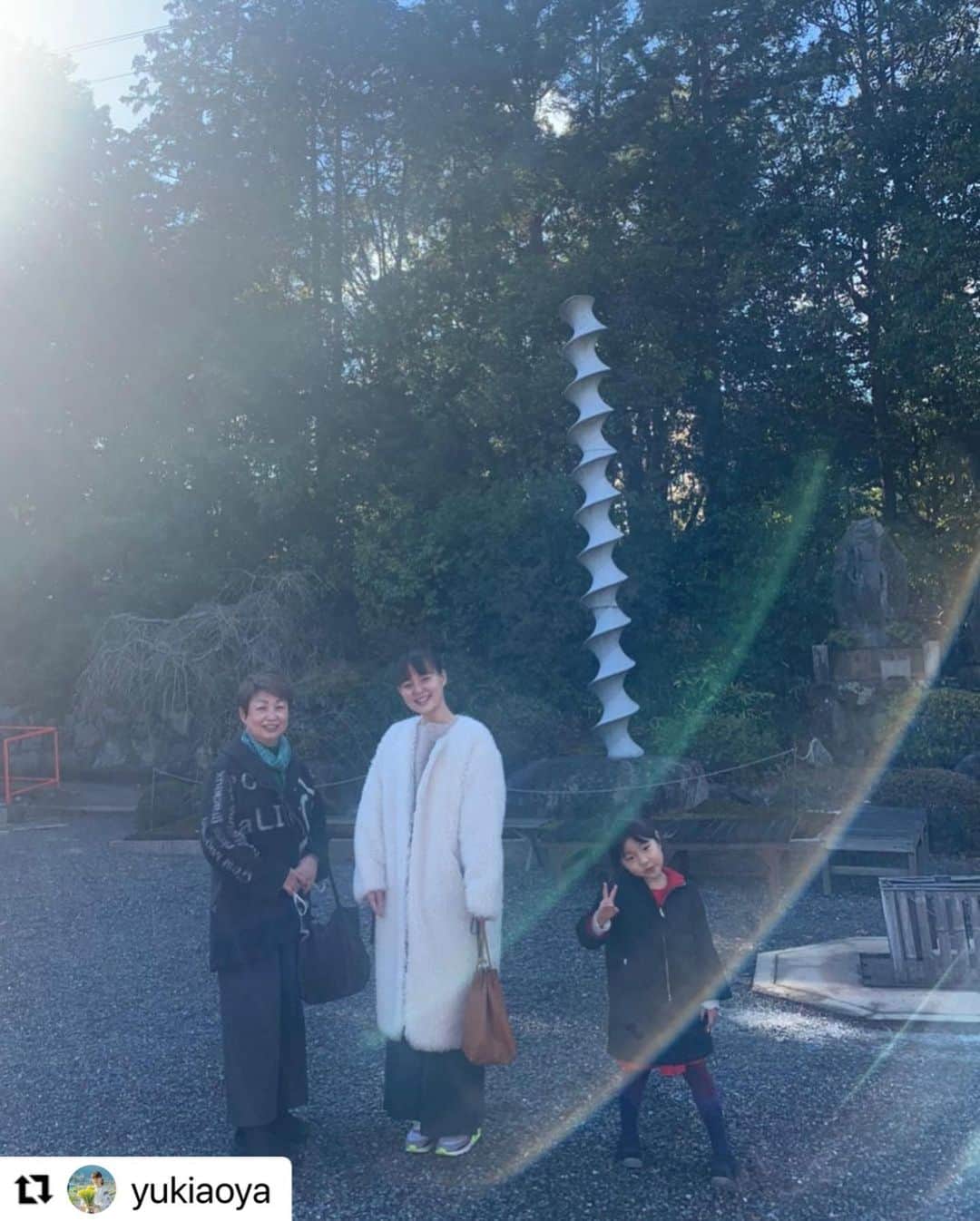 坂本美雨さんのインスタグラム写真 - (坂本美雨Instagram)「青山有紀ちゃんとお母さんとともに、お姉さんとお父さんにご挨拶に。お姉さんにお会いしたことはないけれど、有紀ちゃんの中にお姉さんが生きていると感じる。有紀ちゃんを今の有紀ちゃんにしてくれてどうもありがとう、と話しかけた。とても美しい光の場所だったな。 . #Repost @yukiaoya  ・・・ 美雨ちゃんが撮ってくれた写真。 ママとの写真なんて数年ぶり！嬉しいな😻」1月9日 22時55分 - miu_sakamoto