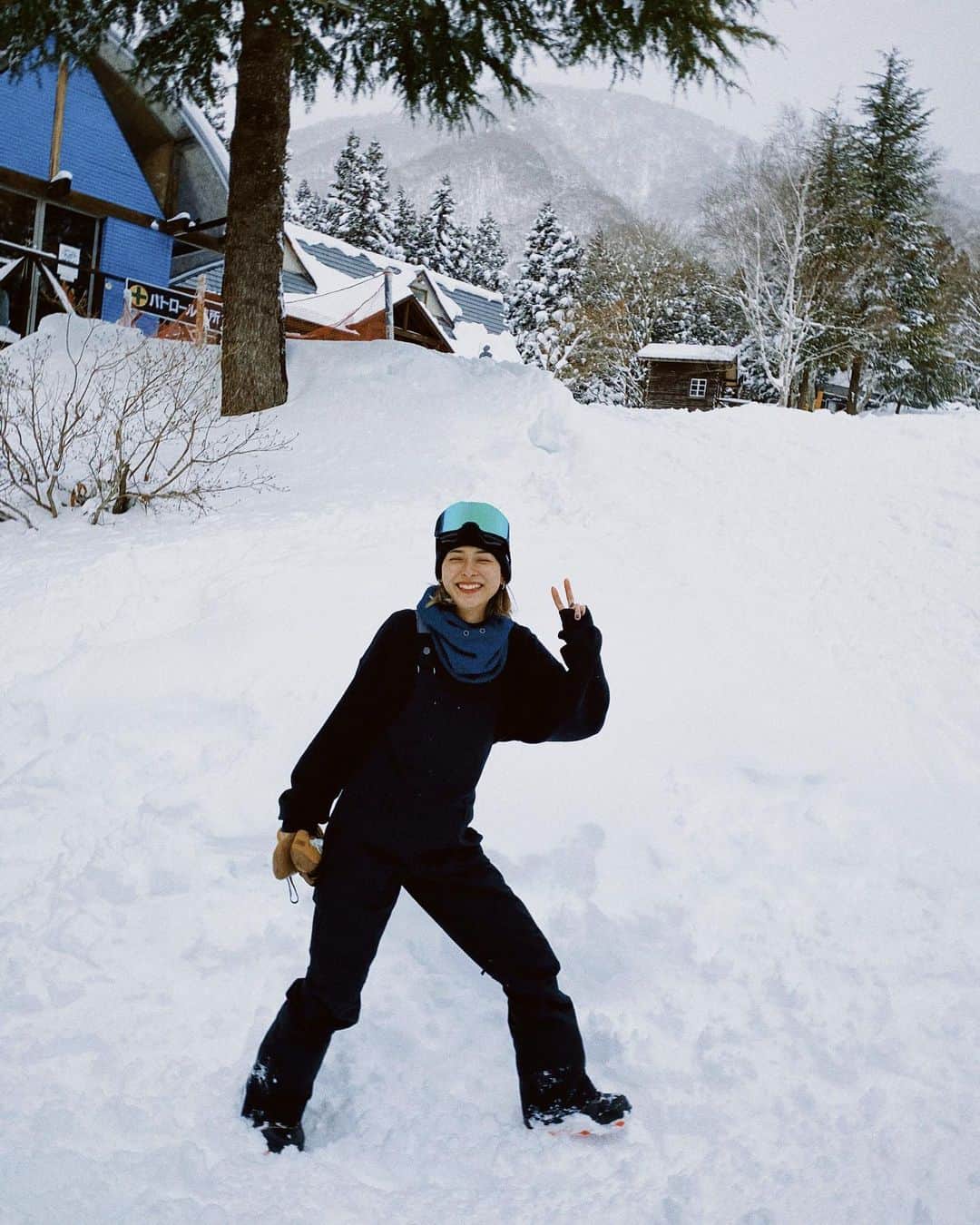 松本瞳のインスタグラム：「. ✌️☺️ ちょっと前のだけど、、今シーズンも滑り行けました。🏂 この日は雪深くて、ぴよぴよになりました。（1枚目写真、腰やられてるの図 . 今年はウェア新調せずに、去年と同じ @roxyjapan のビブパンツ。ゴーグルを新しくOAKLEYのにしたよ✨」