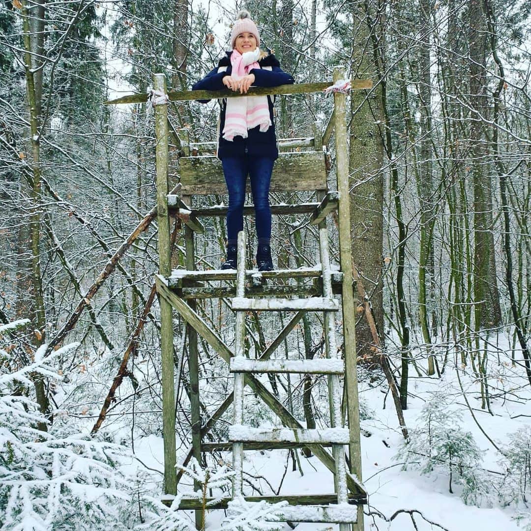 エリザベト・ザイツのインスタグラム：「Endlich Wochenende!  Die erste Trainingswoche des Jahres 2021 war intensiv, aber erfolgreich. Ich hoffe ihr seid auch gut ins neue Jahr gestartet?!  Ich versuche mich nun zu regenerieren, damit nächste Woche noch besser wird und ich bald für alles bevorstehende bereit bin (hoffentlich für die Olympischen Spiele) .  Da ich unter der Woche die meiste Zeit in der Turnhalle verbringe, versuche ich am Wochenende Zeit an der frischen Luft zu verbringen.  Am liebsten an Orten, an denen nichts los ist 😇.  Was macht ihr aktuell an Wochenenden am liebsten?   #gymnastics #nationalteam #germany #teamgermany #newyear #roadtotokyo #me #snow #walks #weekend #winter @spitzensport_bundeswehr  @nils_hydn」