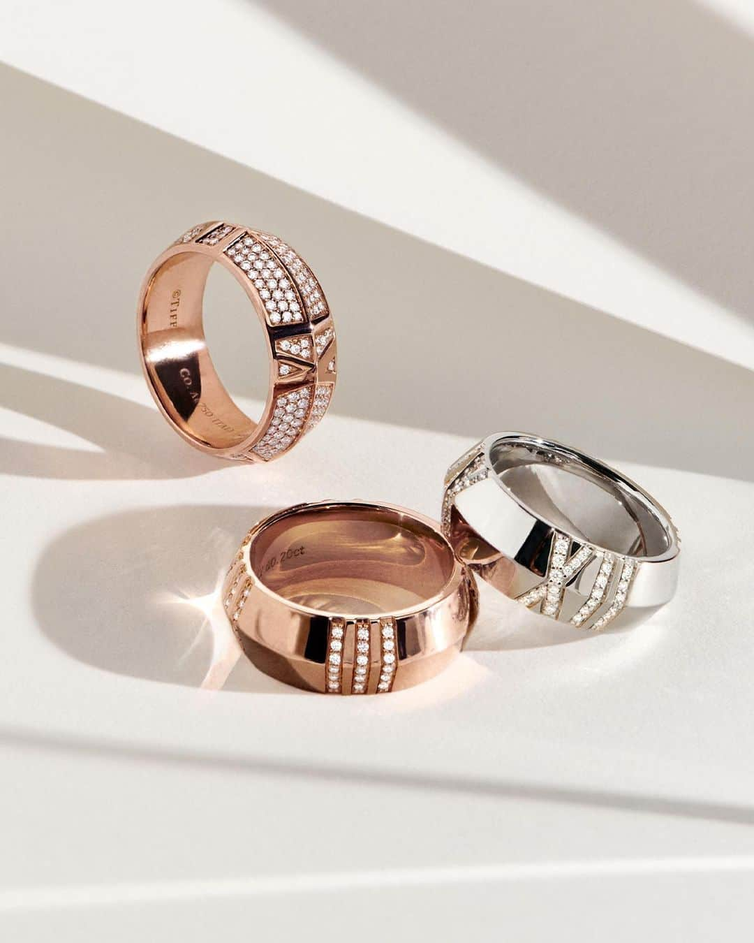 ティファニーさんのインスタグラム写真 - (ティファニーInstagram)「Ring in good things. The new Atlas X collection features high-polish metals and unforgettable diamonds. Tap to take matters into your own hands and discover more via the link in bio. #AtlasX #TiffanyAndCo」1月9日 22時52分 - tiffanyandco