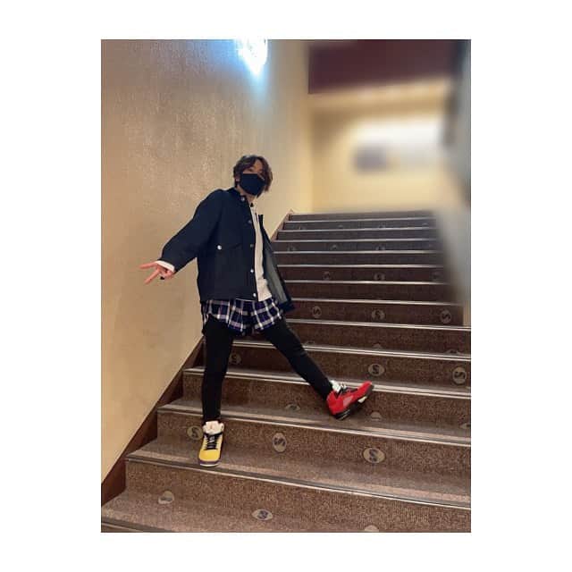中島ヨシキさんのインスタグラム写真 - (中島ヨシキInstagram)「お疲れ様でした！ ライブ最高だったなぁ…感動した🥲 いよいよ来週リリース！俺も遊ぶ！  #アルゴナビス #ダブエス #ナビ初め #ダブエスナビ初め #衣装は風太の私服合わせ #NIKE #Airjordan5」1月9日 22時58分 - yoshiki_n_626