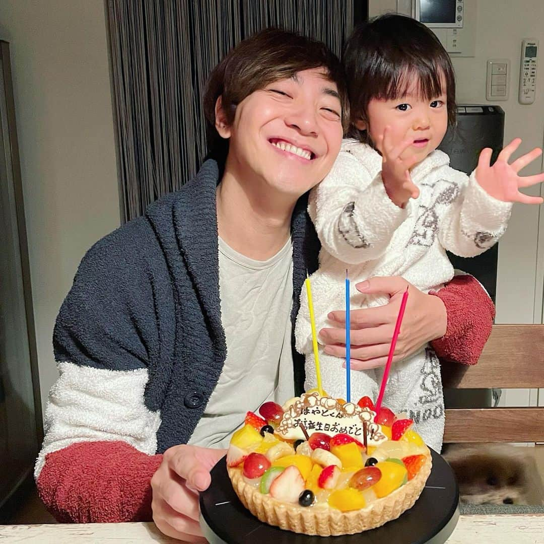 田中隼人さんのインスタグラム写真 - (田中隼人Instagram)「この間誕生日を迎えて42歳になってしまいました…😷😷  緊急事態宣言が出た日でもあったので、仕事のあとにおうちでひっそり誕生日🎂  息子とお風呂に入ったあとなのでパジャマ&おうちモードの写真で失礼します🙇🏼‍♂️  なんかうちの奥さんは毎年熟成したモンドールをバースデー仕様にするのが好きみたい…。  今年もたくさん働く予定なので、みなさまにいい音楽を届けられるように頑張ります🥰😘」1月9日 23時04分 - tanaka_hayato