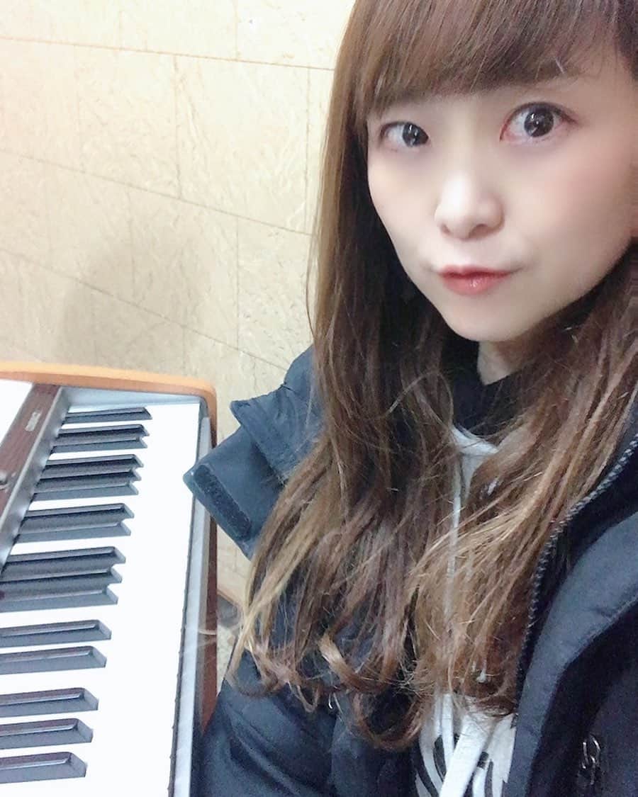 須賀由美子さんのインスタグラム写真 - (須賀由美子Instagram)「久しぶりにピアノの前に座ってみた。 小さい頃は弾けたのになぁー。 #ピアノ」1月9日 22時59分 - tottiyumi