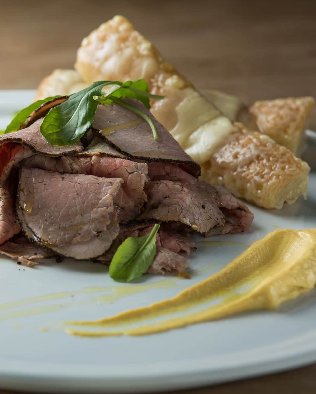 Eataly Brasilさんのインスタグラム写真 - (Eataly BrasilInstagram)「Como a “Bistecca Fiorentina” que reúne três diferentes cortes numa só peça, nosso restaurante reuniu três elementos em um só lugar: a carne, o vinho e a tradição do churrasco brasileiro com a famosa culinária italiana. Visite o Bistecca e celebre os prazeres da carne conosco.   A sugestão Eatalyana de hoje é uma das nossas entradas para beliscar: Roast Beef, Mostarda e Fontal - Carne assada ao ponto para mal com crosta de cogumelos secos, mostarda, rúcula e queijo fontal.   Confira abaixo os horários de funcionamento deste fim de semana. Buon appetito.   - Sábado: das 12h às 17h e das 19h às 22h, com fechamento da porta às 16h e às 21h.   - Domingo: das 12h às 19h, com fechamento das portas às 18h.  #eataly #eatalybr #eatalysp #bistecca #roastbeef #beef」1月9日 23時00分 - eatalybr