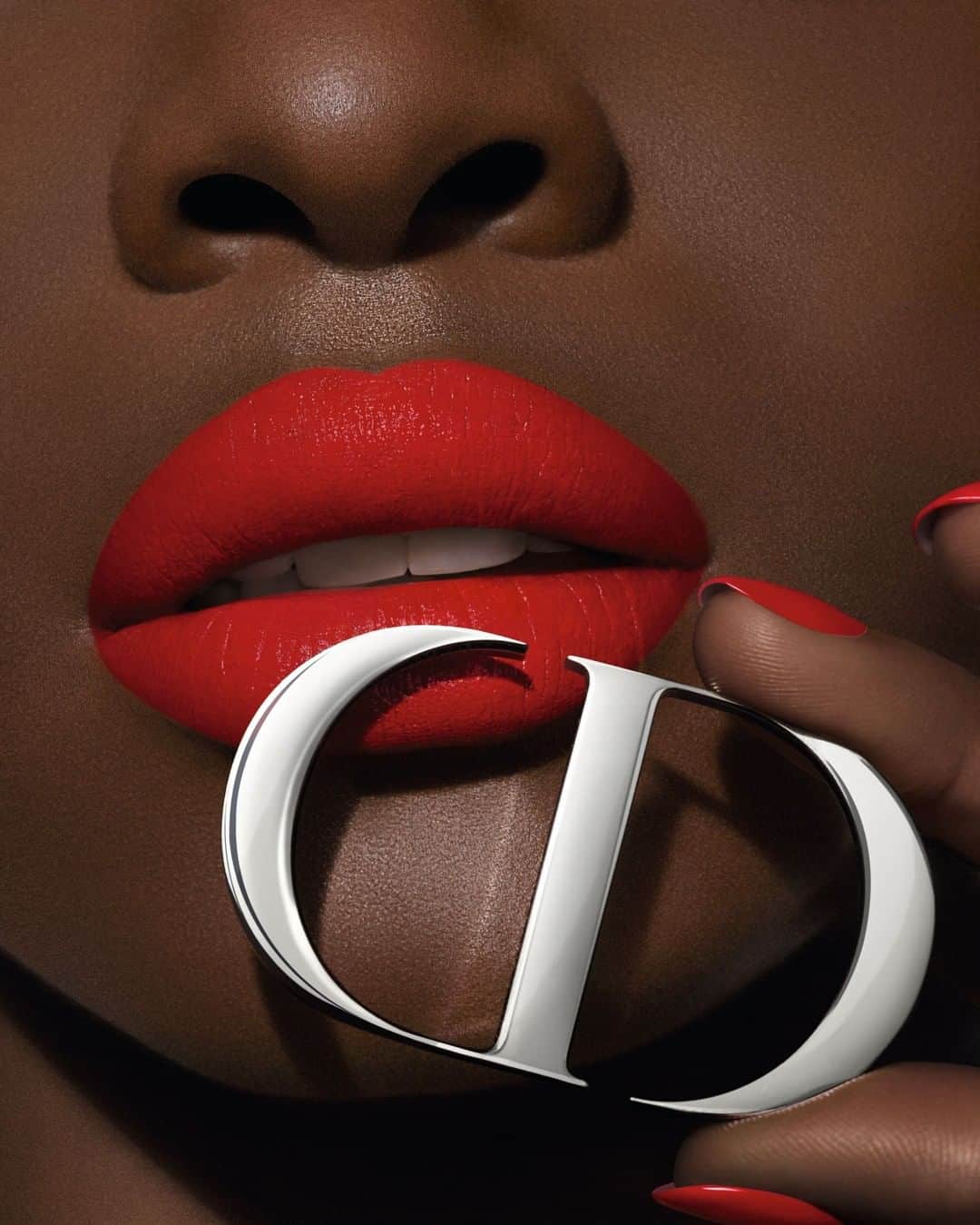Dior Makeupのインスタグラム：「More couture than ever, the new Rouge Dior 999 Matte will dress up your lips for a bold makeup look! • ROUGE DIOR 999 Matte • #diormakeup #rougedior #wewearrouge」