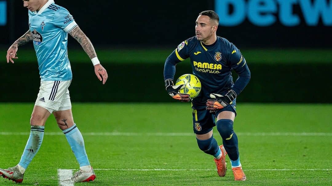 ビジャレアルCFのインスタグラム：「🎙 @sergioasenjo1 🎙: "Soy muy feliz en el #Villarreal, nunca pude imaginar que llegaría a esta cifra".  ¡Récord absoluto 🏆 en la élite con 2️⃣3️⃣1️⃣ partidos para el meta palentino!  .  🎙 @sergioasenjo1 🎙: “I’m very happy at #Villarreal: I never imagined I would reach this number.”  Absolute record 🏆 in the elite with 2️⃣3️⃣1️⃣ games for the goalkeeper from Palencia! . #futbol #football #soccer #laliga」