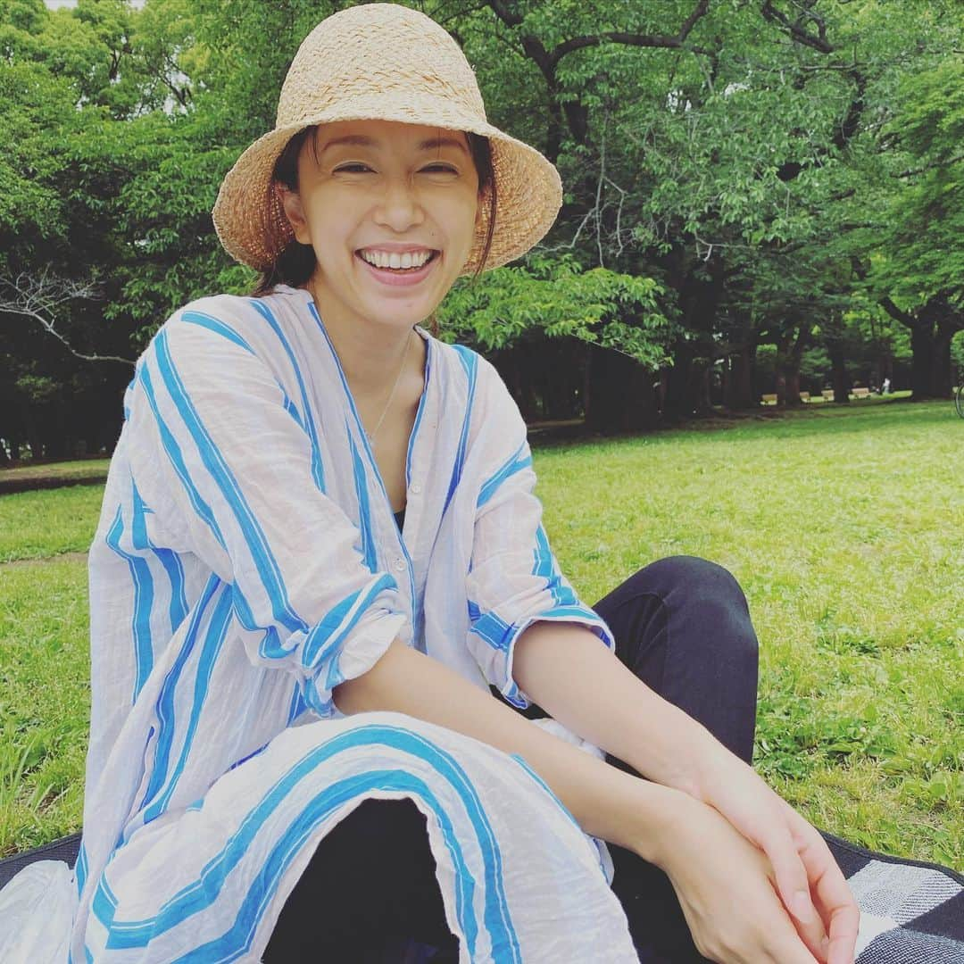 里田まいさんのインスタグラム写真 - (里田まいInstagram)「昔の写真みながら(^^) これは、夏かな？息子と娘と3人でピクニックした時の。見事に私たちしかいなかったね😂」1月9日 23時07分 - maisatoda_official