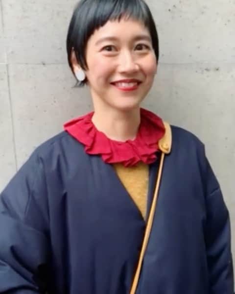のインスタグラム：「新年おめでとうございます。2021年もどうぞよろしくお願いいたします。 ・ 今年のお正月は、これまでのように親戚と集まることも出来ませんでしたが、年末にヘアカットしていただき、気持ちスッキリと年を越せました。どうもありがとうございました🙏 @kaori_negoro_anti   スニーカーは、息子と観た映画『ミクロキッズ』で男の子が履いてて可愛かった80’s  @reebokclassics 。キッズサイズのいちばん大きいやつ。軽くてあったかくてお気に入りです😚 ・ 最後の動画は、オリジナルソングを大声で歌うわが子です😂ボリューム調整してお楽しみください🙏 ・ ・ #3歳7ヶ月」
