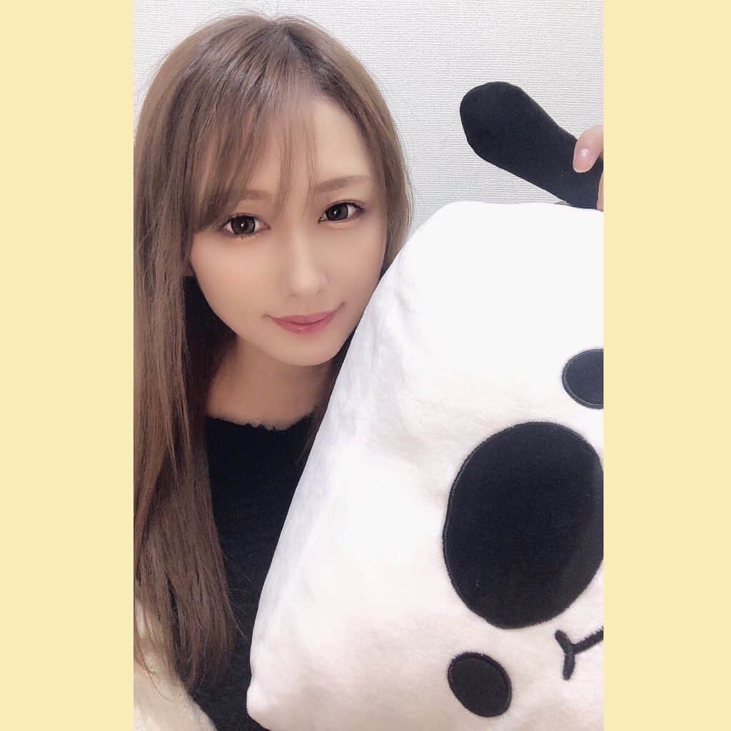 のインスタグラム：「いっしゅうかんぶりに化粧🐷 久々の配信たのしかった🧡💛」