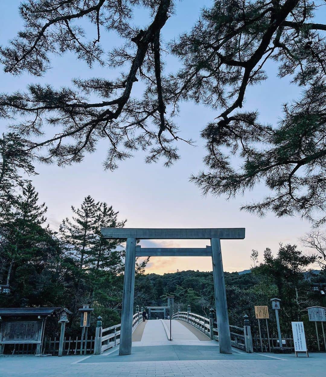 佐々木彩乃のインスタグラム：「お正月に伊勢神宮へ⛩🌅 今年本厄なのでしっかりと厄払いをしてもらいました😽 空気が澄んでてご飯が美味しい伊勢。 赤福最高🥰」