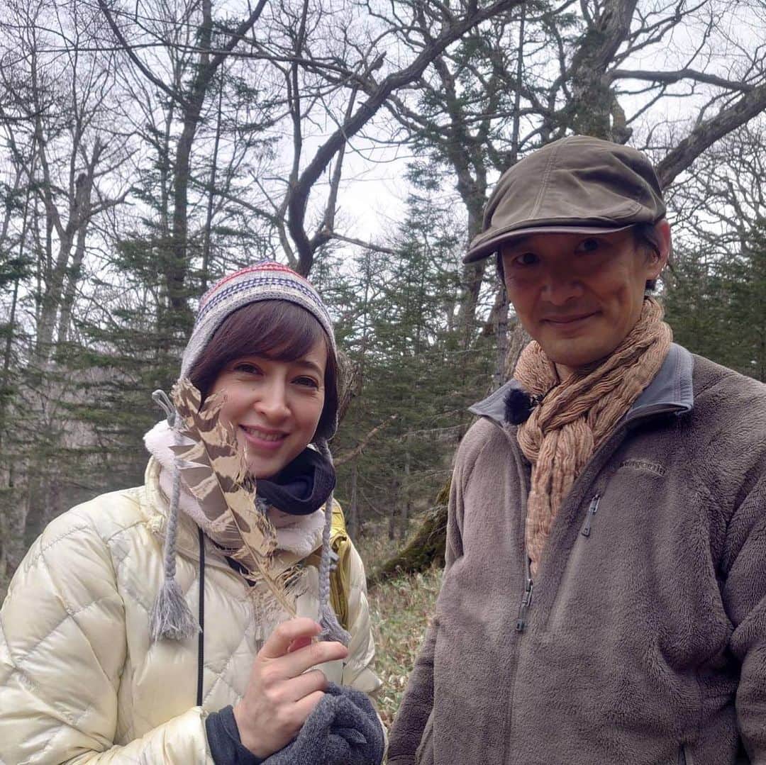 滝川クリステルさんのインスタグラム写真 - (滝川クリステルInstagram)「こんばんは。 昨年末のアースウォーカー、見ていただけましたでしょうか？ 世界に160羽しかいないと言われている絶滅危惧種のシマフクロウに逢いに北海道に行ってきました。 私が手に持っているのが、その際に見つけた貴重なシマフクロウの羽です✨ 財団でいつも応援させてもらっている、猛禽類医学研究所の斎藤先生と取材をさせていただきました。 年末の地上波は1時間番組でしたが、３月には、BSフジで2時間の放送予定です。 是非、彼らが今置かれている現実を映像で見ていただきたいです。 また詳しく決まりましたらご報告させていただきますね。  　＊2枚目以降の写真のシマフクロウは、斎藤先生たちと共に暮らしていた"チビちゃん"です。(ヒナの時に先天性の障害が見つかり野生に復帰出来なかったんです) 2年前に亡くなってしまいましたが、絶滅危惧種の野生動物、しかも普段は絶対に触れることができない動物に子供たちが触れられるようにしてくれたチビちゃん。 一緒にこの地球上に生きている動物達の尊さを子供たちに教えてくれた大切な存在でした。チビちゃん、ありがとうございました！ #猛禽類医学研究所#クリステル財団#滝川クリステル#christelvieensemblefoundation  #redlist #しまふくろう#キーストーン種#extinctanimals  #owl #森の守り神フクロウ #撮影の時だけマスクを外しています #2枚目以降はコロナ以前の写真です #しまふくろうは世界最大の大きさ」1月9日 23時29分 - christeltakigawa