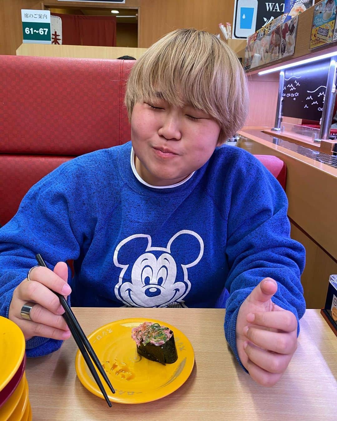 みっきーさんのインスタグラム写真 - (みっきーInstagram)「I like sushi.🍣💞  4枚目は我に返った顔。」1月9日 23時21分 - mikkichannel