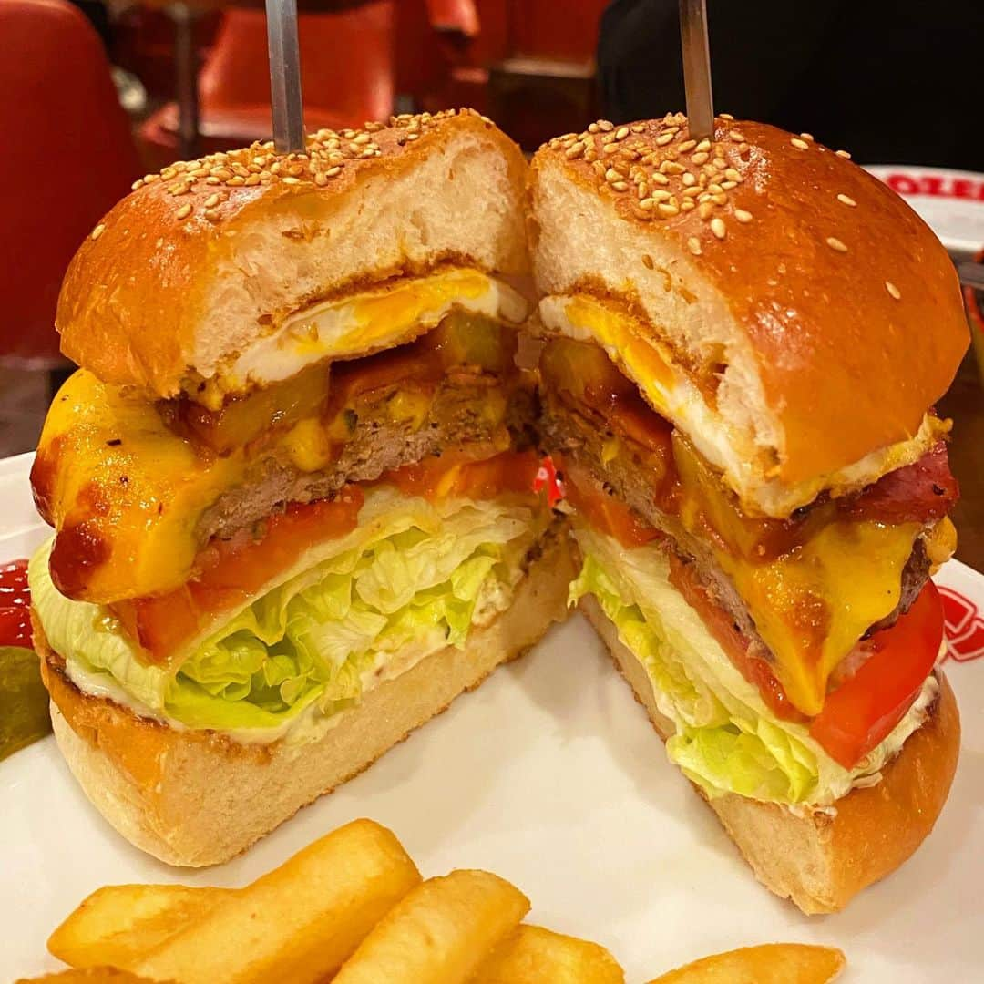 東京肉レポートさんのインスタグラム写真 - (東京肉レポートInstagram)「バーガー初めは「BROZER’S」へ！ロットバーガーはクラシックな良さが全て詰まったバーガー！食べ応えあります🙆‍♂️🍔  価格帯：1,000〜2,000円 オススメメニュー：ロットバーガー  At one of the best burger restaurants, “BROZER’S” !  #BROZERS #人形町 #人形町グルメ #バーガー #ハンバーガー #肉 #和牛 #牛 #グルメ #東京肉レポート #肉レポ #ningyocho #hamburger #wagyu #beef #instafood #food #foodie #barbecue #bbq #tokyo #tokyo_wagyu_report」1月9日 23時24分 - tokyo_wagyu_report