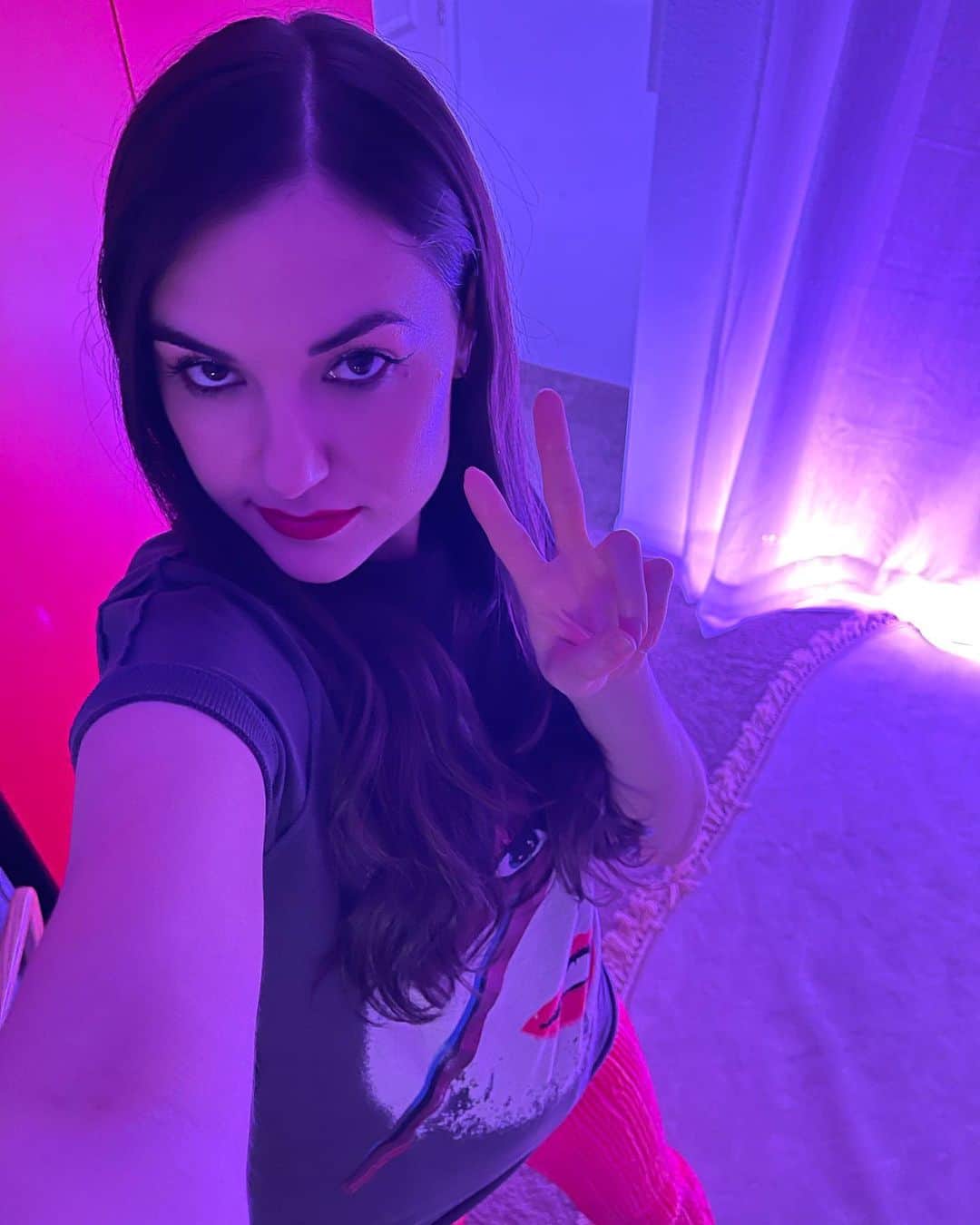 サーシャ・グレイのインスタグラム：「✌️」