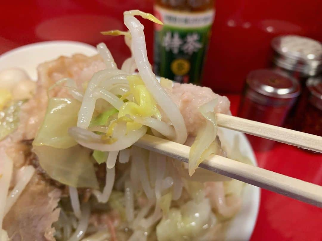 SUSURUさんのインスタグラム写真 - (SUSURUInstagram)「ラーメン二郎 西台駅前店 小ラーメンニンニクアブラ、ショウガ半分（うずら2個サービス）、生卵 新年明けましての西台駅前店！ 土曜は9:30〜12:30までの営業となっております。 早い時間帯に伺うのは初めてで、スープはスッキリ優しい旨味の非乳化味。 柔らかめに茹でられたデロ麺は表面滑らかで飲める麺🍜 味染みバッチリなブタはヤサイとの相性抜群！ ショウガ半分は食券提出時に申告します。それ以外のタイミングでは受け付けられないので注意です。 半分にするとウズラが2つサービスとなってオトクです🍥 土曜の昼から大行列でさすがの人気。また行きたいと思います。 ごっそれい🙌 #susuru_tv #ラーメン二郎西台駅前店 #西台二郎 #西台 #東京 #小ラーメンニンニクアブラ #ショウガ半分 #うまい  #ラーメン #らーめん #ramen #ラーメン部 #ramennoodles #毎日ラーメン生活 #麺スタグラム #japaneseramen #japanramen #foodstagram #foodie #noodles #instanoodle #instaramen #instafood #susururecommended #ラーメン二郎 #二郎 #東京ラーメン」1月9日 14時30分 - susuru_tv