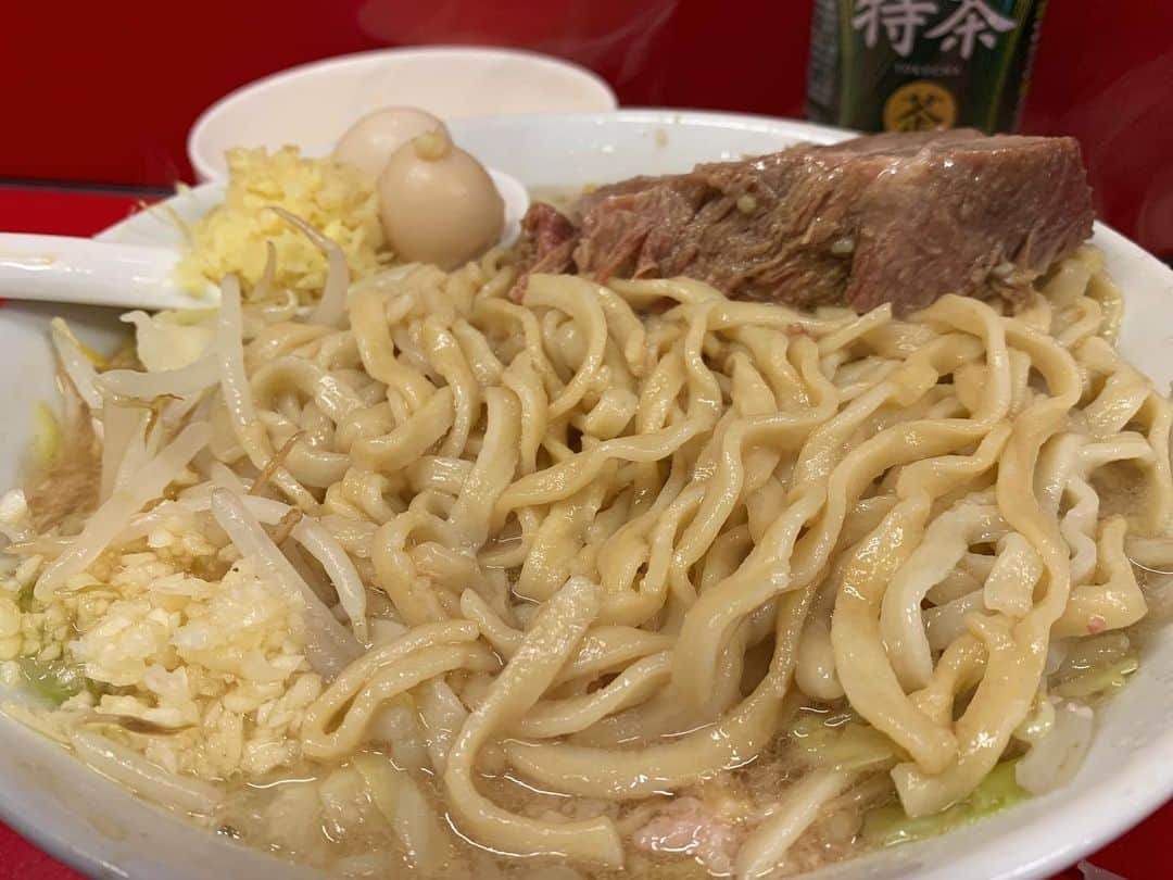 SUSURUさんのインスタグラム写真 - (SUSURUInstagram)「ラーメン二郎 西台駅前店 小ラーメンニンニクアブラ、ショウガ半分（うずら2個サービス）、生卵 新年明けましての西台駅前店！ 土曜は9:30〜12:30までの営業となっております。 早い時間帯に伺うのは初めてで、スープはスッキリ優しい旨味の非乳化味。 柔らかめに茹でられたデロ麺は表面滑らかで飲める麺🍜 味染みバッチリなブタはヤサイとの相性抜群！ ショウガ半分は食券提出時に申告します。それ以外のタイミングでは受け付けられないので注意です。 半分にするとウズラが2つサービスとなってオトクです🍥 土曜の昼から大行列でさすがの人気。また行きたいと思います。 ごっそれい🙌 #susuru_tv #ラーメン二郎西台駅前店 #西台二郎 #西台 #東京 #小ラーメンニンニクアブラ #ショウガ半分 #うまい  #ラーメン #らーめん #ramen #ラーメン部 #ramennoodles #毎日ラーメン生活 #麺スタグラム #japaneseramen #japanramen #foodstagram #foodie #noodles #instanoodle #instaramen #instafood #susururecommended #ラーメン二郎 #二郎 #東京ラーメン」1月9日 14時30分 - susuru_tv