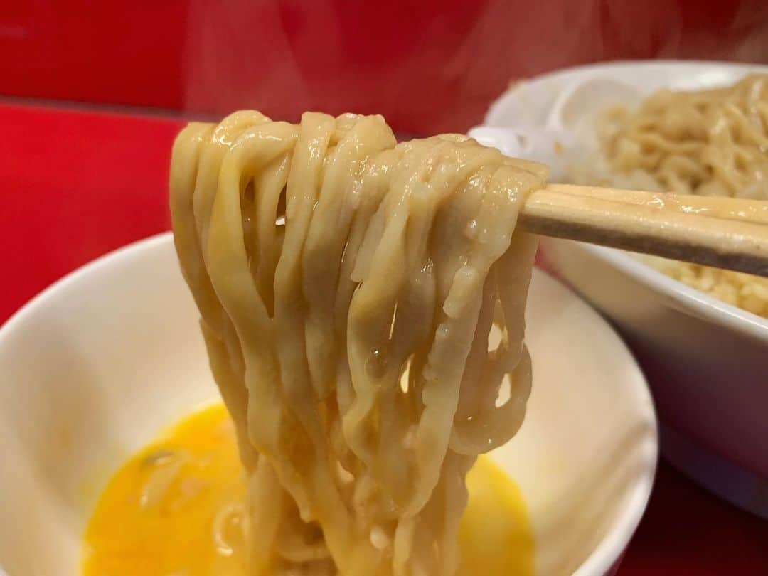 SUSURUさんのインスタグラム写真 - (SUSURUInstagram)「ラーメン二郎 西台駅前店 小ラーメンニンニクアブラ、ショウガ半分（うずら2個サービス）、生卵 新年明けましての西台駅前店！ 土曜は9:30〜12:30までの営業となっております。 早い時間帯に伺うのは初めてで、スープはスッキリ優しい旨味の非乳化味。 柔らかめに茹でられたデロ麺は表面滑らかで飲める麺🍜 味染みバッチリなブタはヤサイとの相性抜群！ ショウガ半分は食券提出時に申告します。それ以外のタイミングでは受け付けられないので注意です。 半分にするとウズラが2つサービスとなってオトクです🍥 土曜の昼から大行列でさすがの人気。また行きたいと思います。 ごっそれい🙌 #susuru_tv #ラーメン二郎西台駅前店 #西台二郎 #西台 #東京 #小ラーメンニンニクアブラ #ショウガ半分 #うまい  #ラーメン #らーめん #ramen #ラーメン部 #ramennoodles #毎日ラーメン生活 #麺スタグラム #japaneseramen #japanramen #foodstagram #foodie #noodles #instanoodle #instaramen #instafood #susururecommended #ラーメン二郎 #二郎 #東京ラーメン」1月9日 14時30分 - susuru_tv