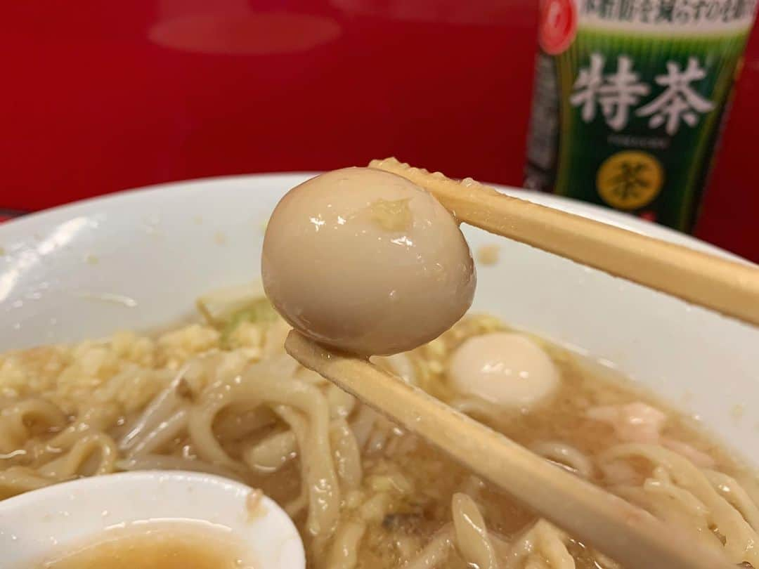 SUSURUさんのインスタグラム写真 - (SUSURUInstagram)「ラーメン二郎 西台駅前店 小ラーメンニンニクアブラ、ショウガ半分（うずら2個サービス）、生卵 新年明けましての西台駅前店！ 土曜は9:30〜12:30までの営業となっております。 早い時間帯に伺うのは初めてで、スープはスッキリ優しい旨味の非乳化味。 柔らかめに茹でられたデロ麺は表面滑らかで飲める麺🍜 味染みバッチリなブタはヤサイとの相性抜群！ ショウガ半分は食券提出時に申告します。それ以外のタイミングでは受け付けられないので注意です。 半分にするとウズラが2つサービスとなってオトクです🍥 土曜の昼から大行列でさすがの人気。また行きたいと思います。 ごっそれい🙌 #susuru_tv #ラーメン二郎西台駅前店 #西台二郎 #西台 #東京 #小ラーメンニンニクアブラ #ショウガ半分 #うまい  #ラーメン #らーめん #ramen #ラーメン部 #ramennoodles #毎日ラーメン生活 #麺スタグラム #japaneseramen #japanramen #foodstagram #foodie #noodles #instanoodle #instaramen #instafood #susururecommended #ラーメン二郎 #二郎 #東京ラーメン」1月9日 14時30分 - susuru_tv