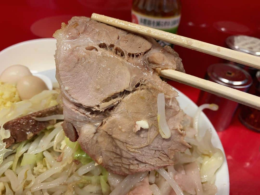 SUSURUさんのインスタグラム写真 - (SUSURUInstagram)「ラーメン二郎 西台駅前店 小ラーメンニンニクアブラ、ショウガ半分（うずら2個サービス）、生卵 新年明けましての西台駅前店！ 土曜は9:30〜12:30までの営業となっております。 早い時間帯に伺うのは初めてで、スープはスッキリ優しい旨味の非乳化味。 柔らかめに茹でられたデロ麺は表面滑らかで飲める麺🍜 味染みバッチリなブタはヤサイとの相性抜群！ ショウガ半分は食券提出時に申告します。それ以外のタイミングでは受け付けられないので注意です。 半分にするとウズラが2つサービスとなってオトクです🍥 土曜の昼から大行列でさすがの人気。また行きたいと思います。 ごっそれい🙌 #susuru_tv #ラーメン二郎西台駅前店 #西台二郎 #西台 #東京 #小ラーメンニンニクアブラ #ショウガ半分 #うまい  #ラーメン #らーめん #ramen #ラーメン部 #ramennoodles #毎日ラーメン生活 #麺スタグラム #japaneseramen #japanramen #foodstagram #foodie #noodles #instanoodle #instaramen #instafood #susururecommended #ラーメン二郎 #二郎 #東京ラーメン」1月9日 14時30分 - susuru_tv