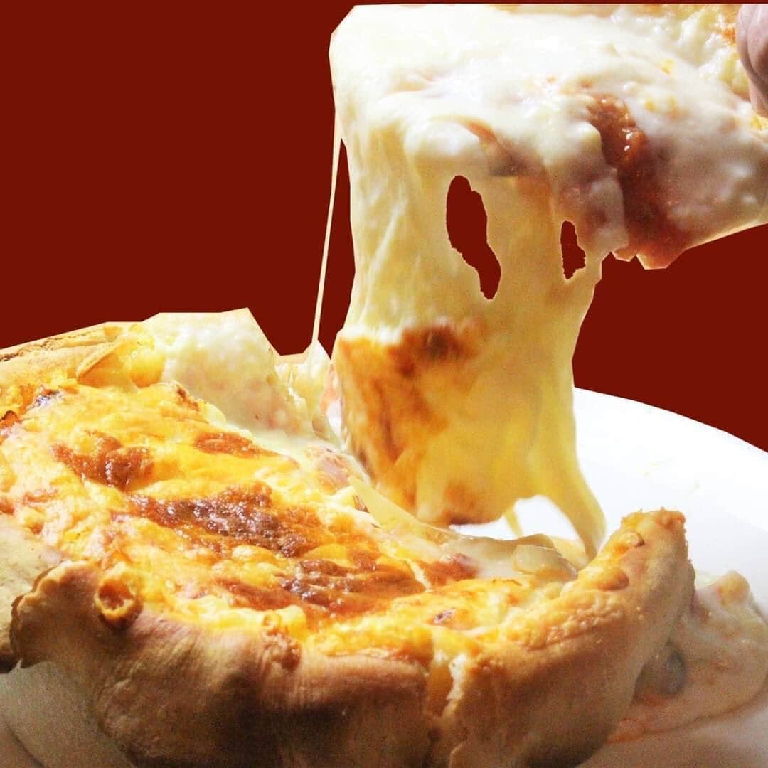 バルセンナリ食堂さんのインスタグラム写真 - (バルセンナリ食堂Instagram)「バル　センナリ食堂です。  センナリ3大チーズ料理の1つで、ドロ〜っと溢れ出すチーズとホワイトソースがたっぷり入ったピザ  【びっくりピザ】  米粉を使用してパリパリ&モチモチのピザ生地に、大量のチーズとホワイトソース、具材を入れオーブンで焼き上げます🧀🍕🥓  普通のピザとは違う、🧀チーズ🧀があふれ出すびっくりピザ！！ チーズ好きの方も大満足の料理は 🚨1日3食限定🚨ですのでお早めに！！  #金沢片町 #バル #びっくりピザ #チーズが中からトロリ」1月9日 14時53分 - sennari.syokudou