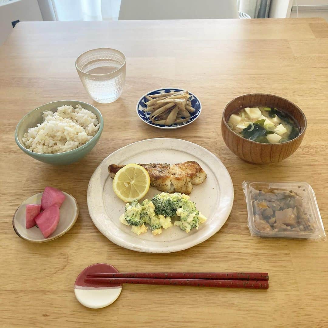 櫛引彩香のインスタグラム：「今日から玄米と白米を混ぜることにしました。2枚目はねぶた漬け。 #ビキコのごはん」