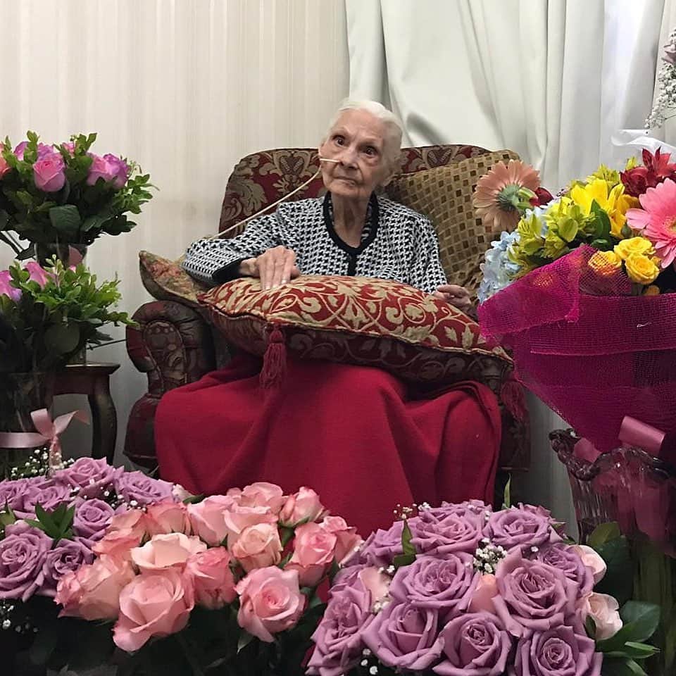 ニコラ・ペルツのインスタグラム：「i cant believe it’s been a year since you left earth. i will forever miss you and i wish so badly you could come visit me. i still don’t understand why you left on my birthday and i hope i can understand one day. today will always be for you. every time i see a rose i know you’re here with me」