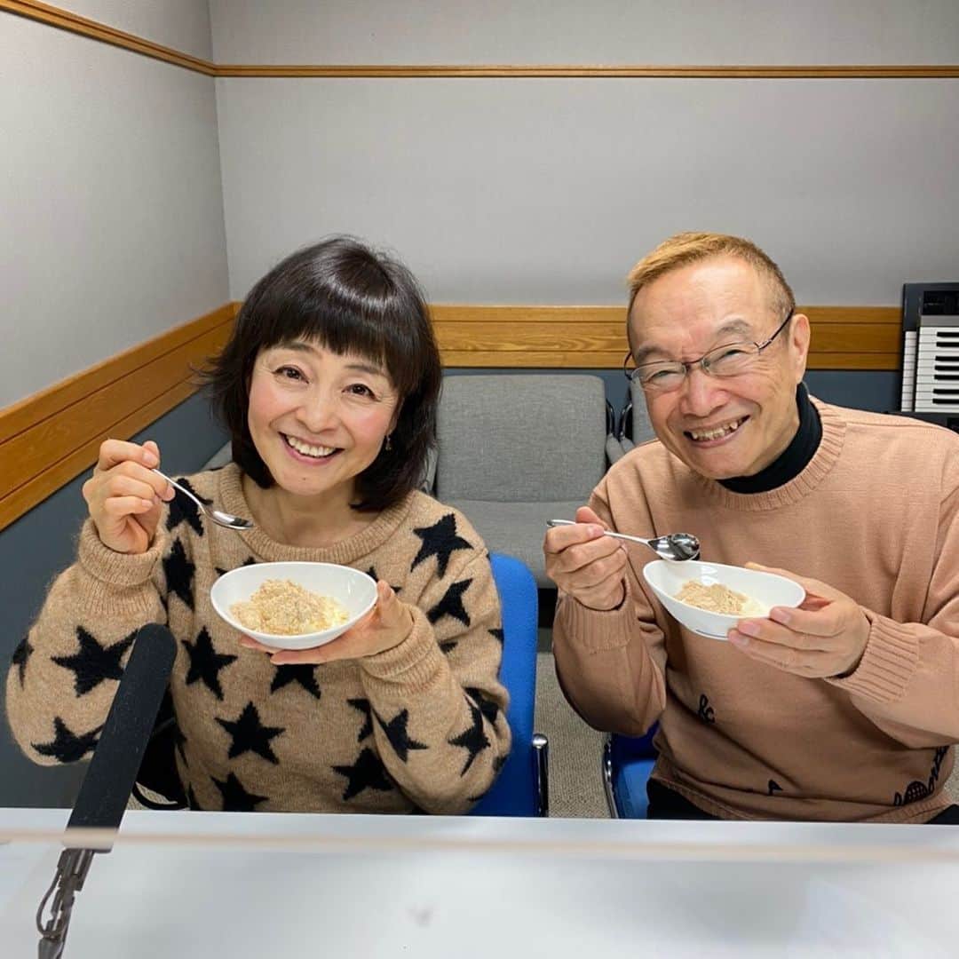日髙のり子のインスタグラム：「🍨✨🍨﻿ #CBCラジオ のスタジオで、﻿ 真誠さんの「とろけるきなこ」を﻿使ったレシピのデザートを試食しました😊﻿ ﻿ きなこは身体にいいですよね〜🍀﻿ このコーナーが始まってから、きなこが身近な食材になりました💓﻿ ﻿ 偶然なのですが、神谷さんと私のセーターの色もなぜか揃ってきなこ色でした笑﻿ ﻿ #ラジオ #トークトークトーク #神谷明 #とろけるきなこ #きなこ #お喋り #楽しい #大好き #健康 #ヘルシー #pr」