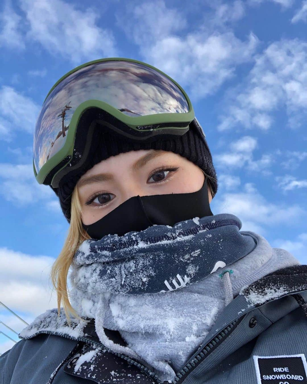 りおなさんのインスタグラム写真 - (りおなInstagram)「. 今年は何回行けるかな🏂 . . . . . #スノボ #スノボー #ボード #スノボ女子 #初滑り #新潟 #湯沢 #岩原スキー場 #snowboarding #winter #골프　#selfie #金髪 #멋스타그램　#오오티디　#메이크업　#일상　#셀카　#좋아요　#카페투어　#照片 #每日穿搭 #模特」1月9日 14時59分 - rionapzzz