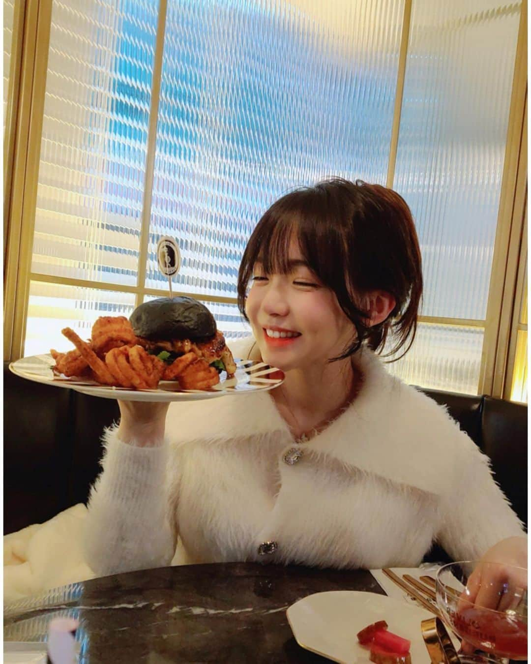 ウンソルさんのインスタグラム写真 - (ウンソルInstagram)「햄토뤼..🐹🍔」1月9日 15時11分 - taylanofficialx