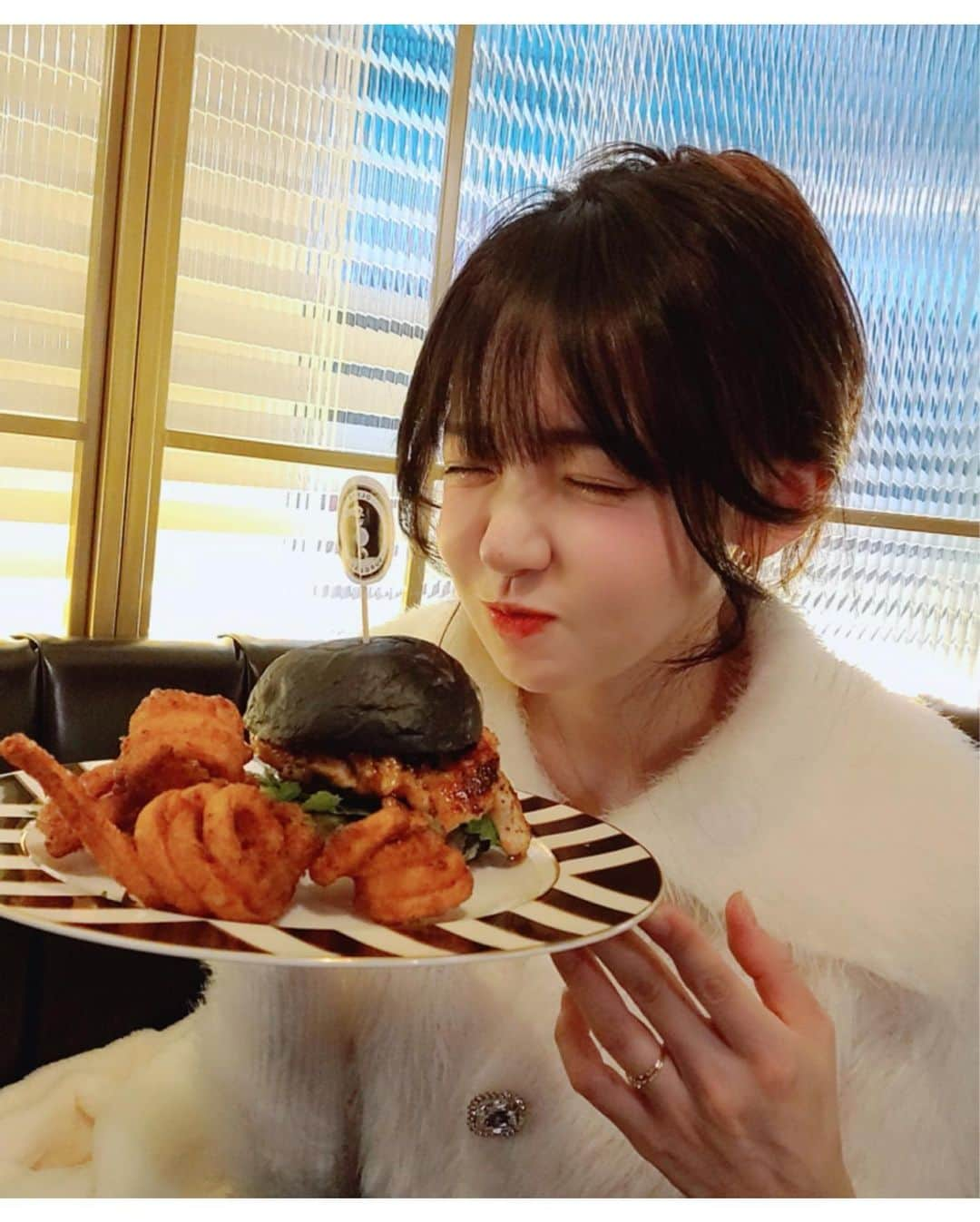 ウンソルさんのインスタグラム写真 - (ウンソルInstagram)「햄토뤼..🐹🍔」1月9日 15時11分 - taylanofficialx