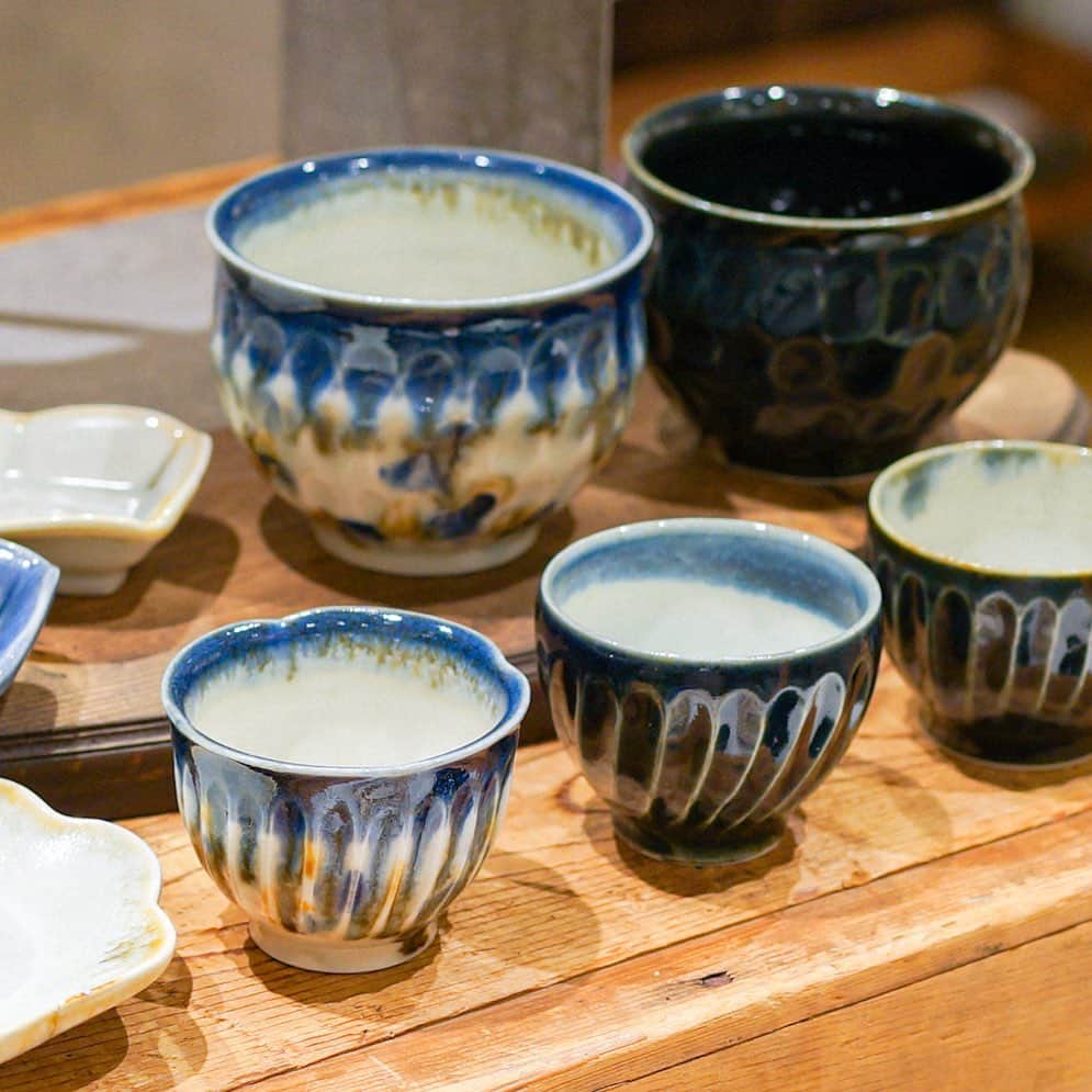 手紙社のインスタグラム：「【手紙舎吉祥寺店】 熊本・天草の磁器土を使い、草木の灰を調合した灰釉の乳白色と、有田焼などで使われてきた瑠璃色を用いた特徴的な器を作り続ける水谷和音さん。花びらの形状の輪花技法や、しのぎ（縞）を巧みに取り入れた器たちは、華やかでありながらも和食などの落ち着いたお料理を盛り付けてもちょうど良く、食卓に並べることが楽しみになる作品です。水谷さんの器を使って、毎日の食事にワクワクを加えてみてくださいね。  詳しくは▶︎プロフィールページのリンク「手紙社公式webサイト」→「NEWS & TOPICS」→「手紙舎 吉祥寺店」へ﻿  ◎手紙舎 吉祥寺店﻿ 期間:2020年9月17日(木)〜2021年2月28日(日) 営業時間:10:00〜20:00 場所:吉祥寺パルコ2F (東京都武蔵野市吉祥寺本町1-5-1) tel：050-5874-2228 ﻿ ＜手紙舎 吉祥寺店フェアスケジュール ＞ 【第６弾】1/6(水)〜1/26(火） 小谷田潤フェア 以降2/28まで、もう2フェアを開催予定  #手紙社 #手紙舎 #手紙舎吉祥寺店 #tegamisha #吉祥寺 #水谷和音#吉祥寺パルコ」